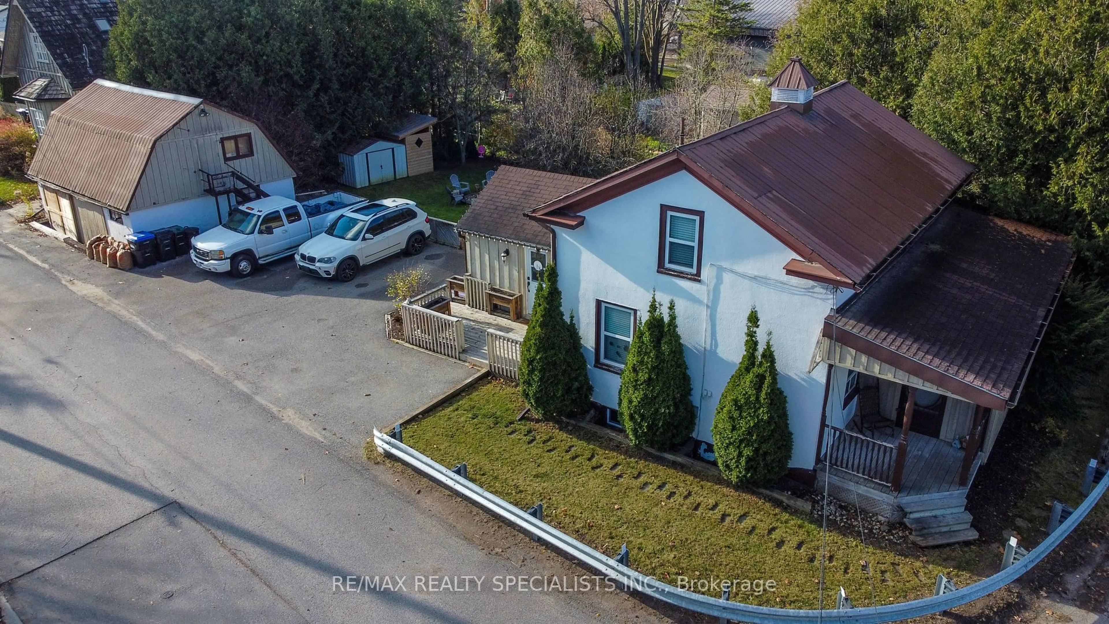 A pic from outside/outdoor area/front of a property/back of a property/a pic from drone, street for 5 East John St, Innisfil Ontario L0L 1L0