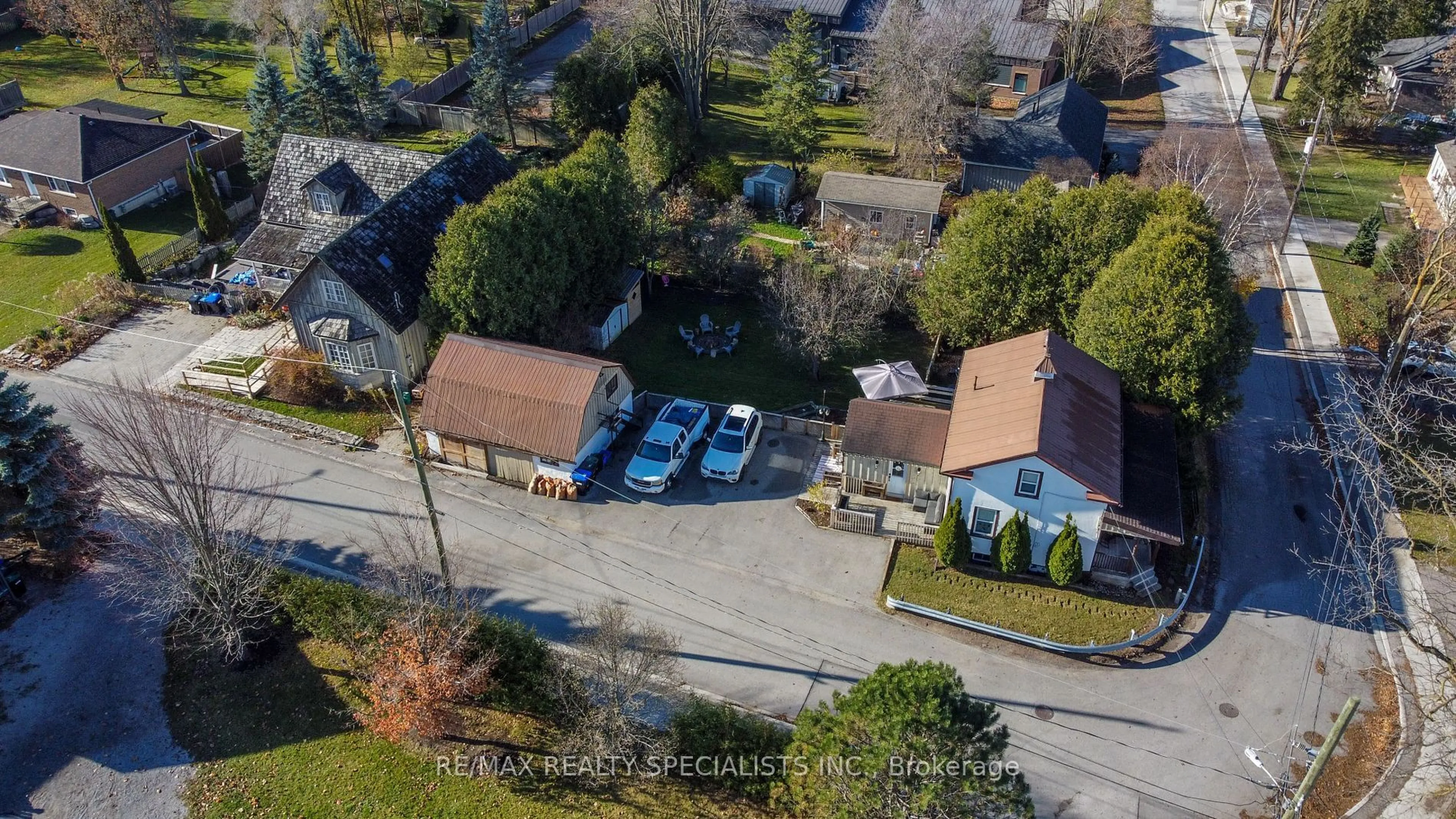 A pic from outside/outdoor area/front of a property/back of a property/a pic from drone, street for 5 East John St, Innisfil Ontario L0L 1L0