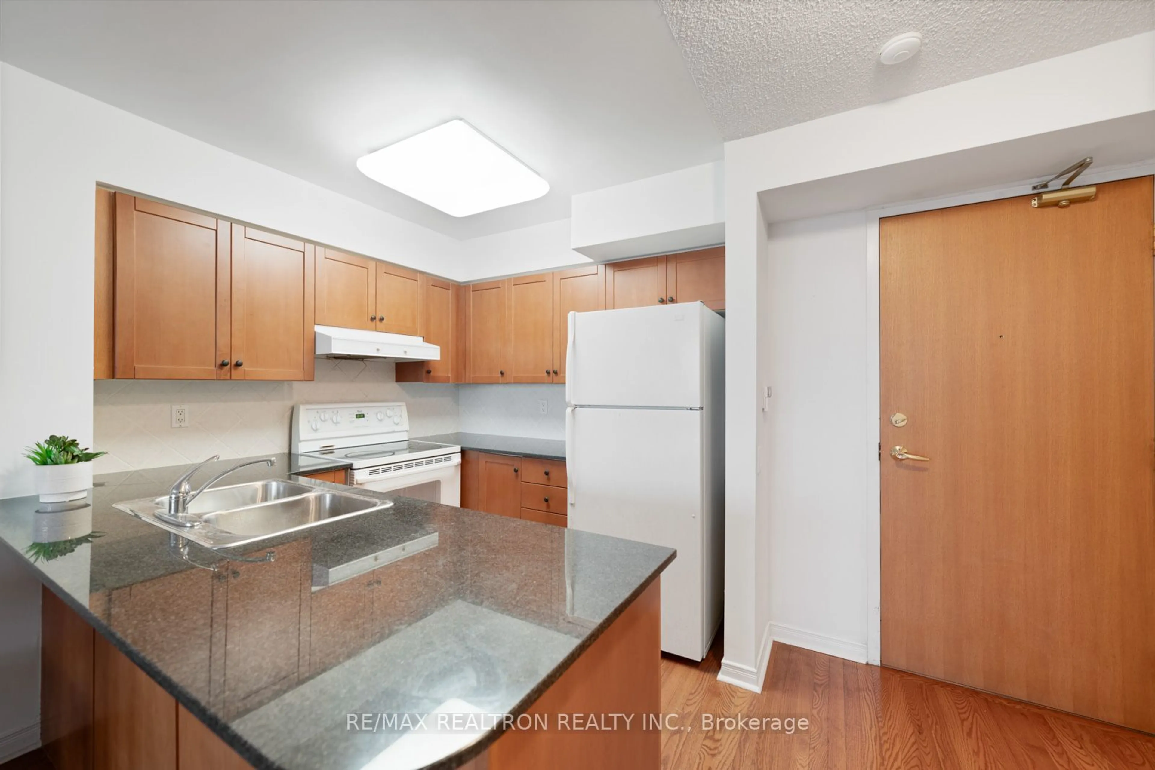 Standard kitchen, unknown for 9 Northern Heights Dr #1202, Richmond Hill Ontario L4B 4M5