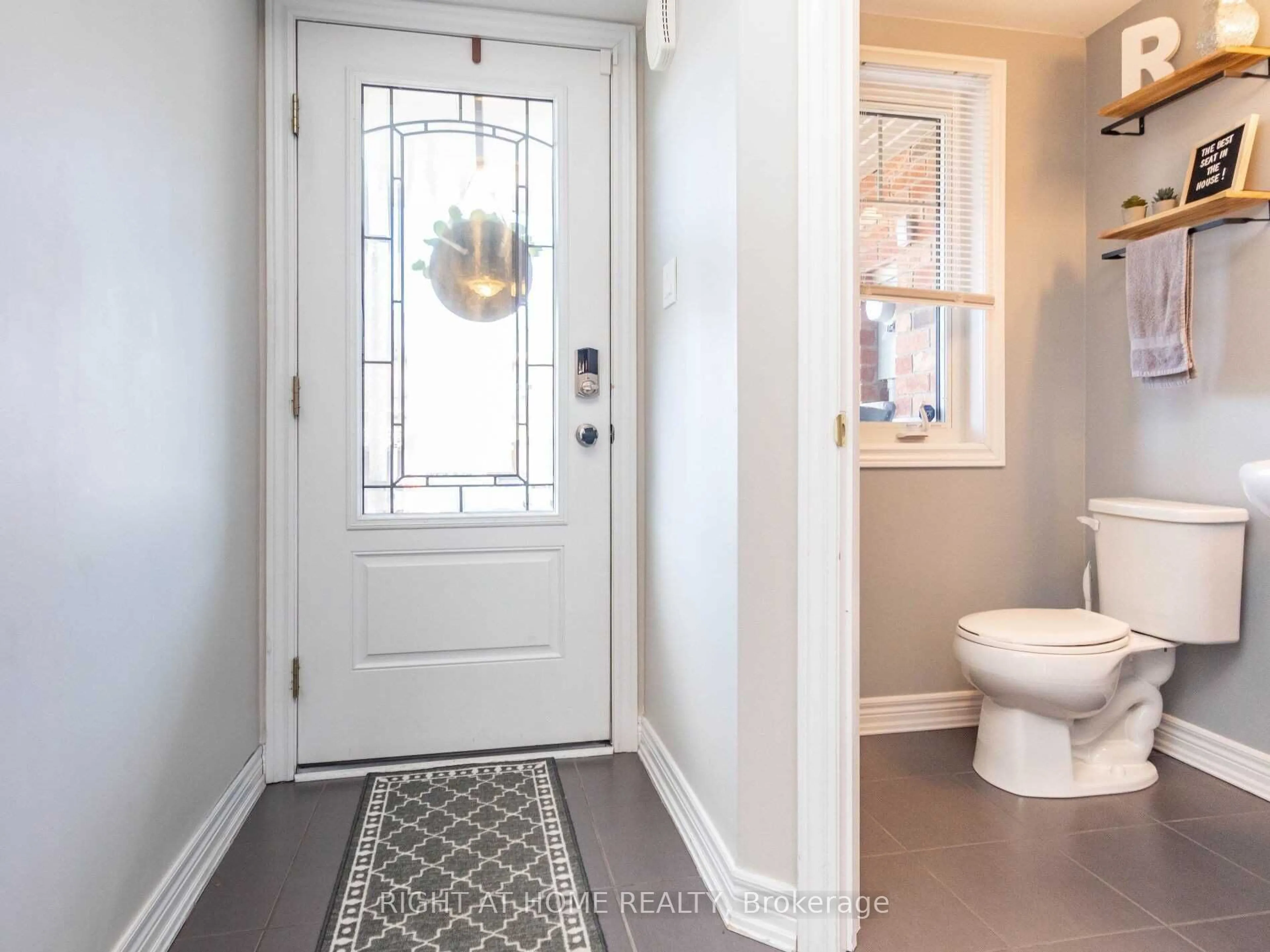 Indoor entryway for 143 Hutchinson Dr, New Tecumseth Ontario L9R 0P9