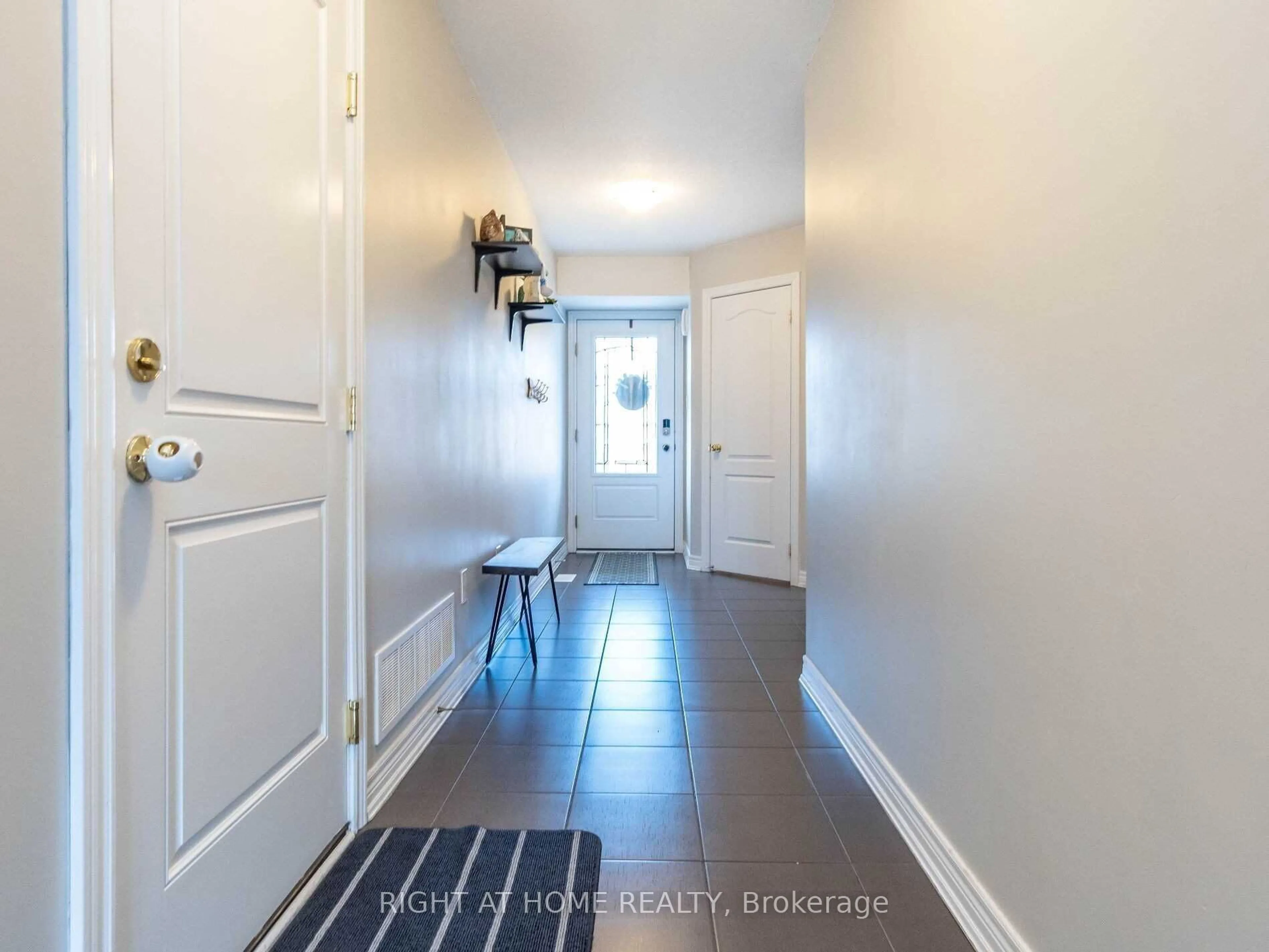 Indoor entryway for 143 Hutchinson Dr, New Tecumseth Ontario L9R 0P9