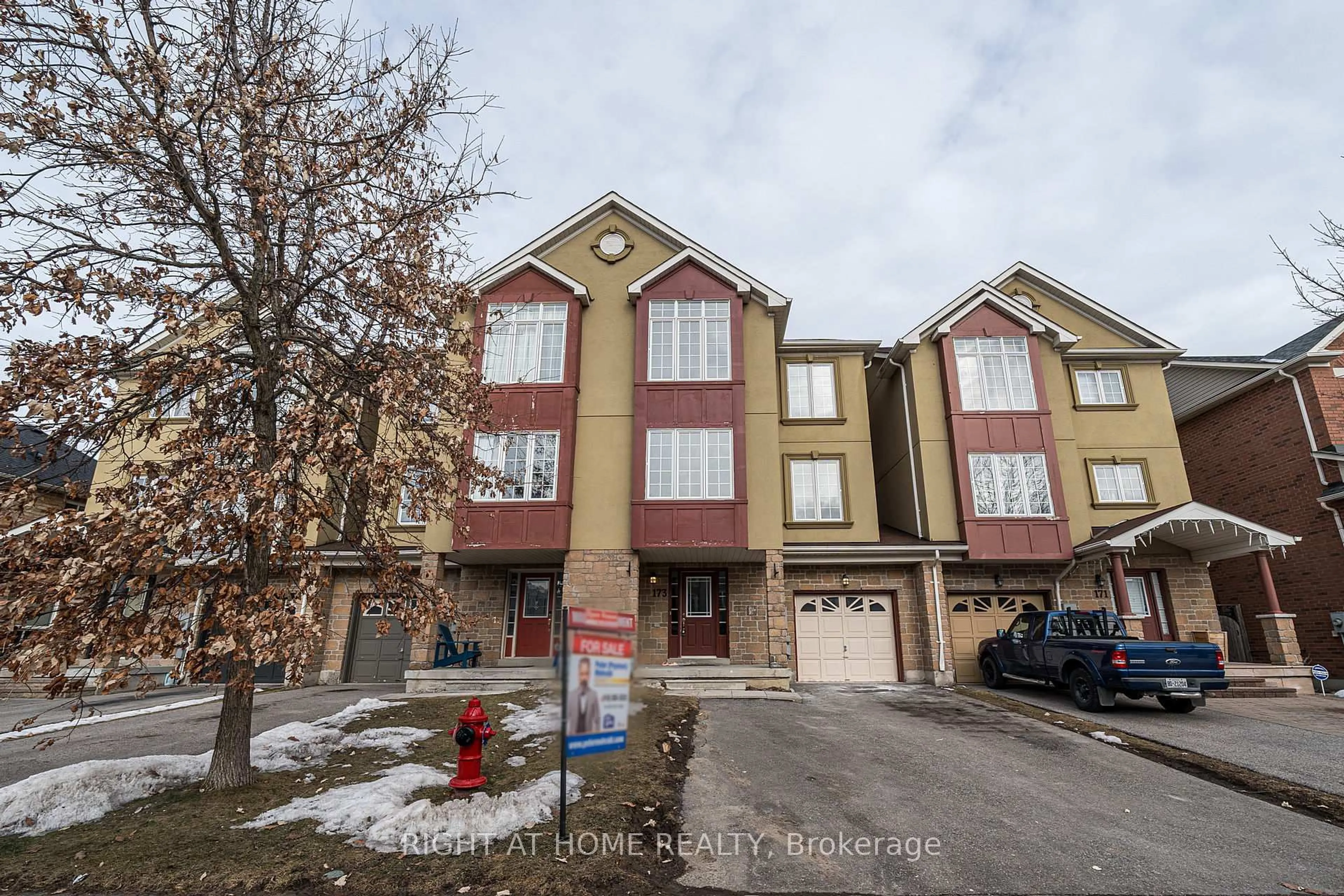 A pic from outside/outdoor area/front of a property/back of a property/a pic from drone, street for 173 Gail Parks Cres, Newmarket Ontario L3X 3C2