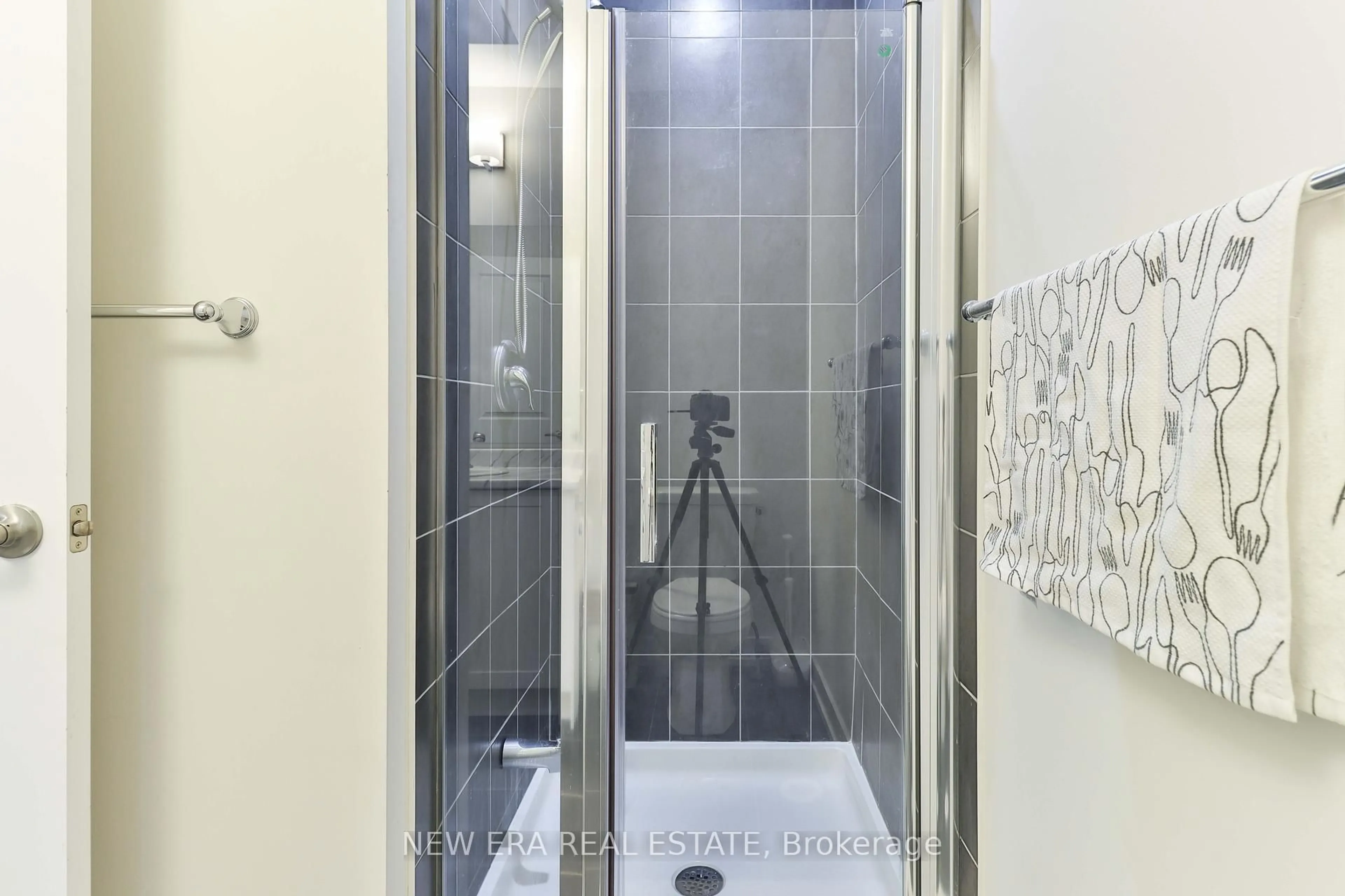 Standard bathroom, ceramic/tile floor for 81 Stauffer Cres, Markham Ontario L6B 1R1