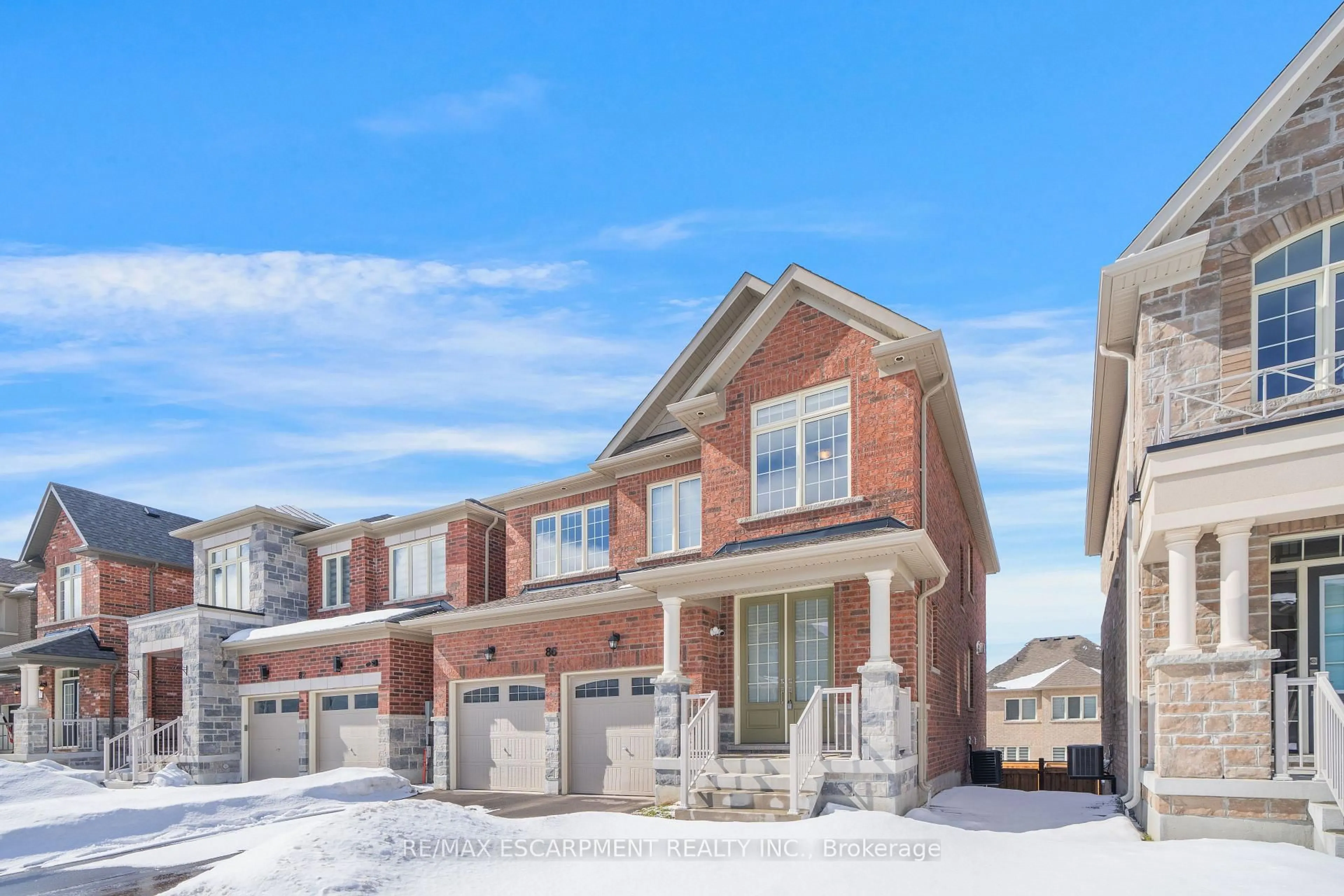 Home with brick exterior material, street for 86 Watershed Gate, East Gwillimbury Ontario L9N 0Y2