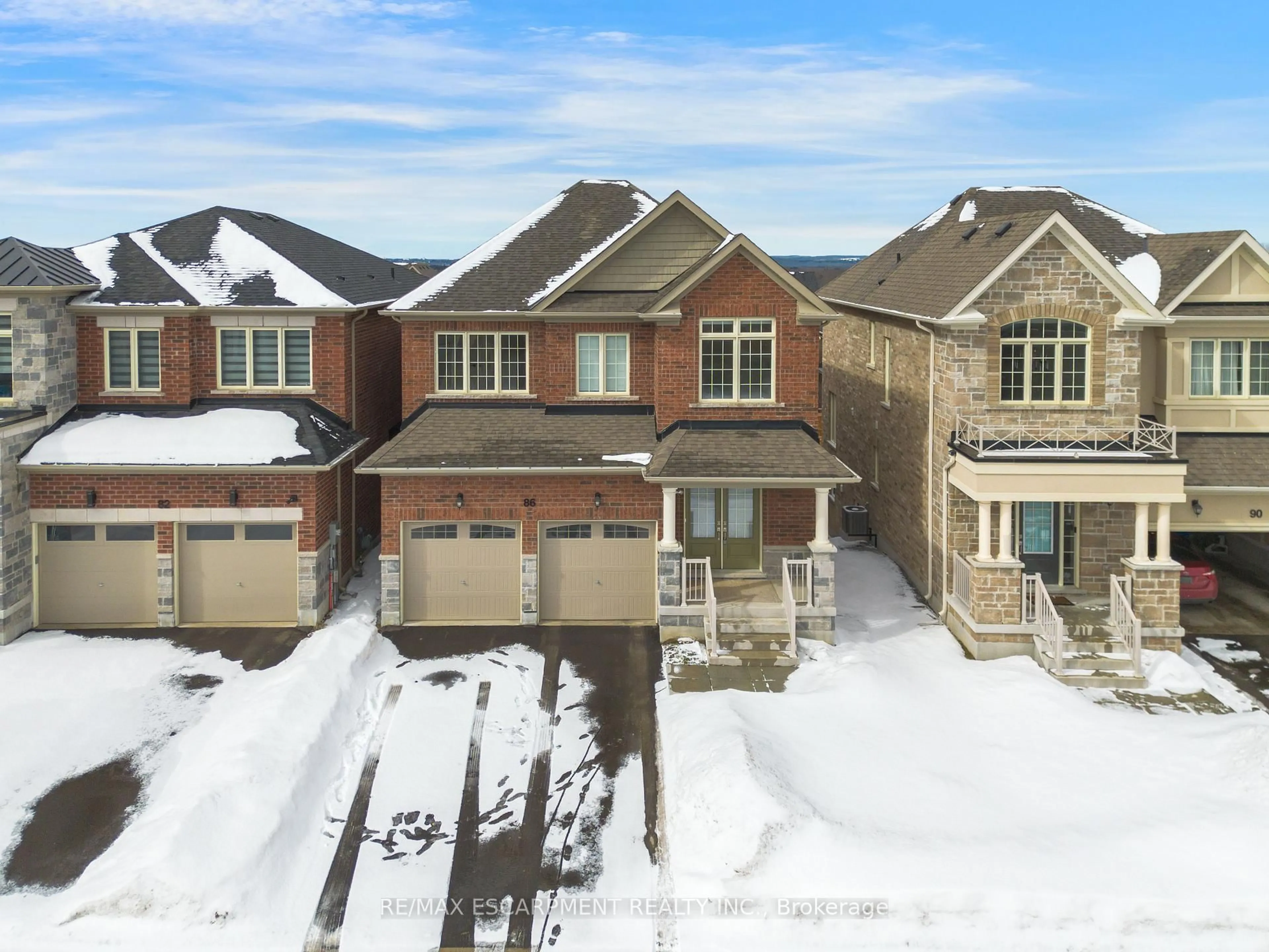 A pic from outside/outdoor area/front of a property/back of a property/a pic from drone, street for 86 Watershed Gate, East Gwillimbury Ontario L9N 0Y2