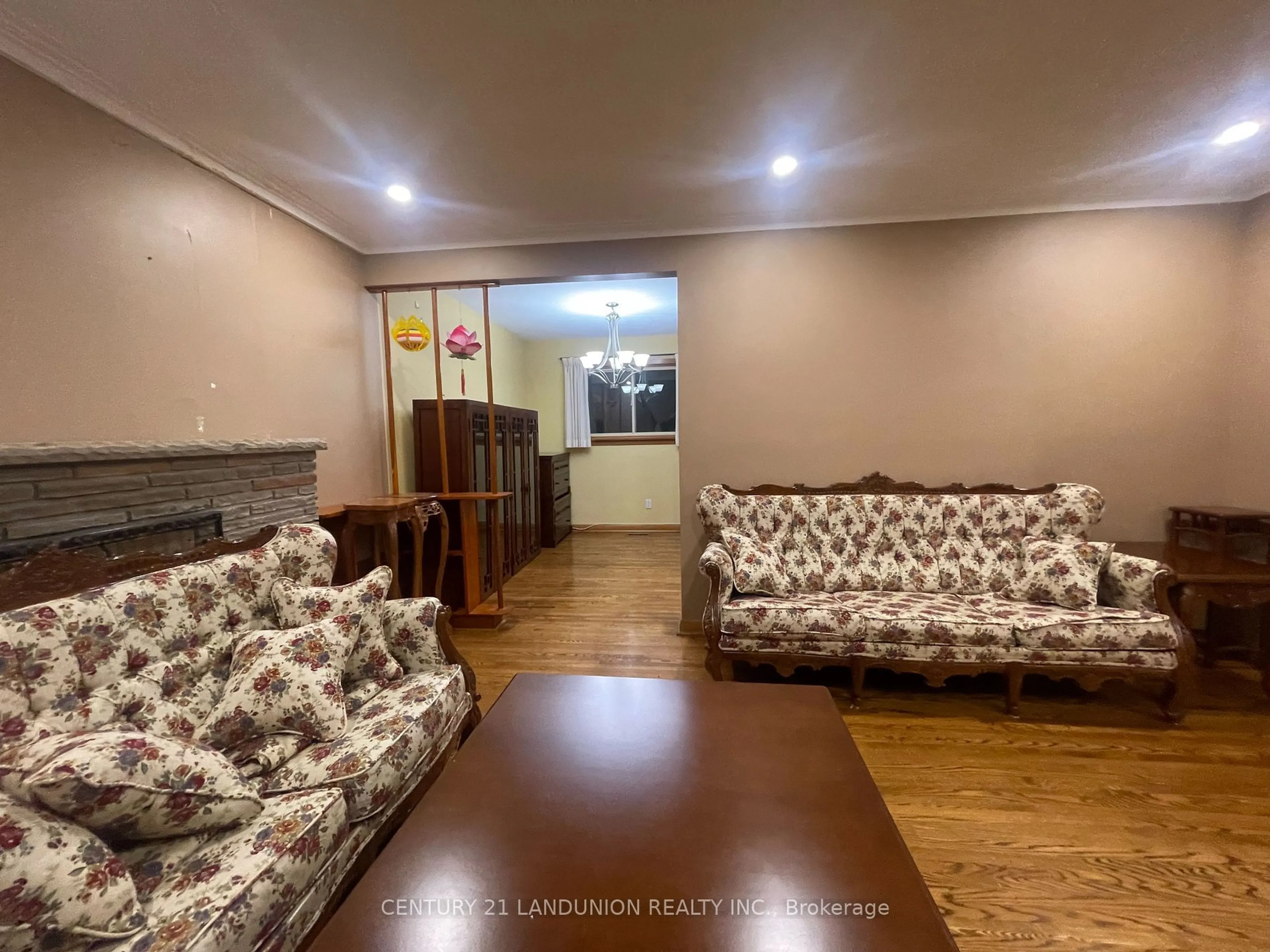 Living room with furniture, unknown for 40 Pomander Rd, Markham Ontario L3R 1X7