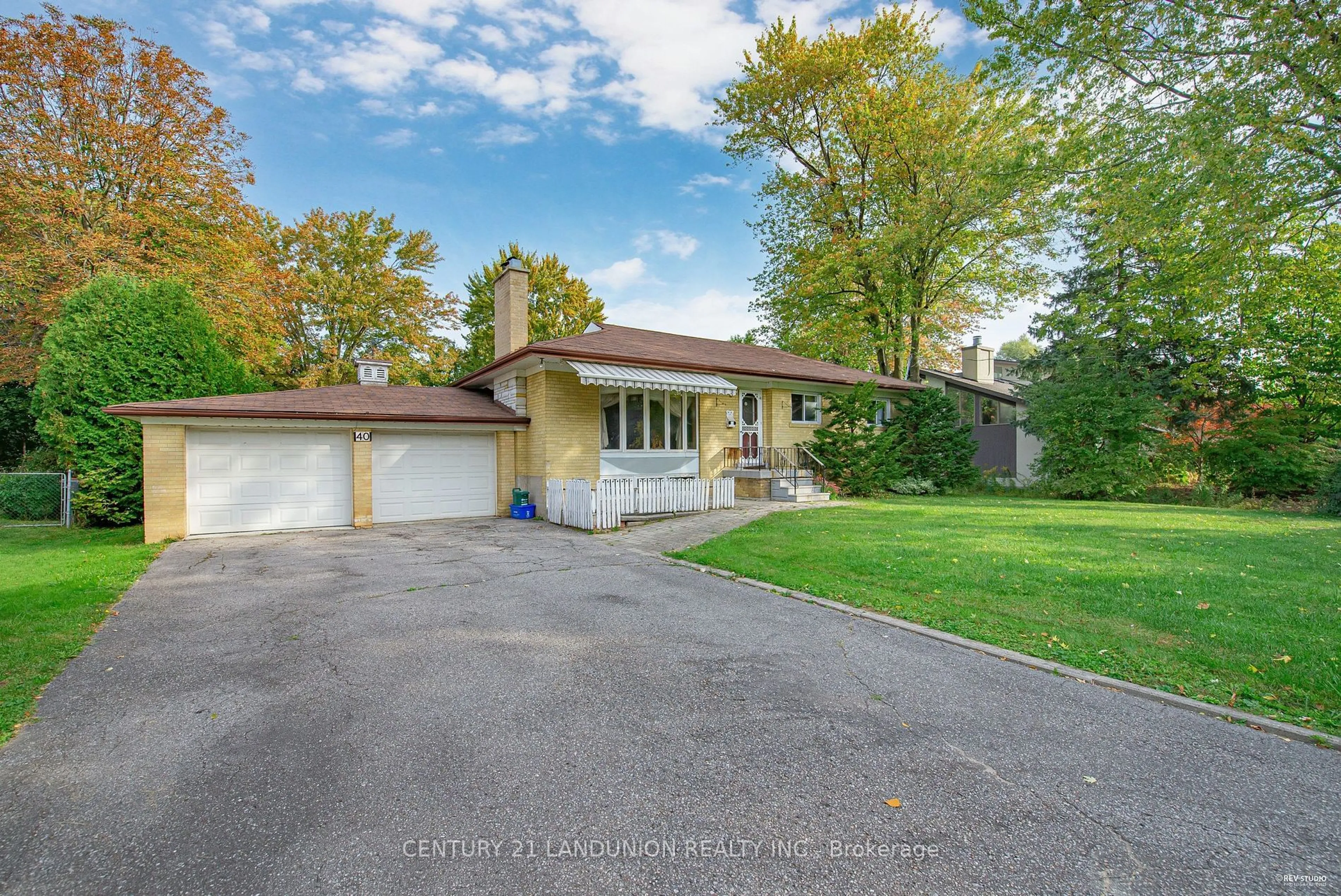 A pic from outside/outdoor area/front of a property/back of a property/a pic from drone, street for 40 Pomander Rd, Markham Ontario L3R 1X7