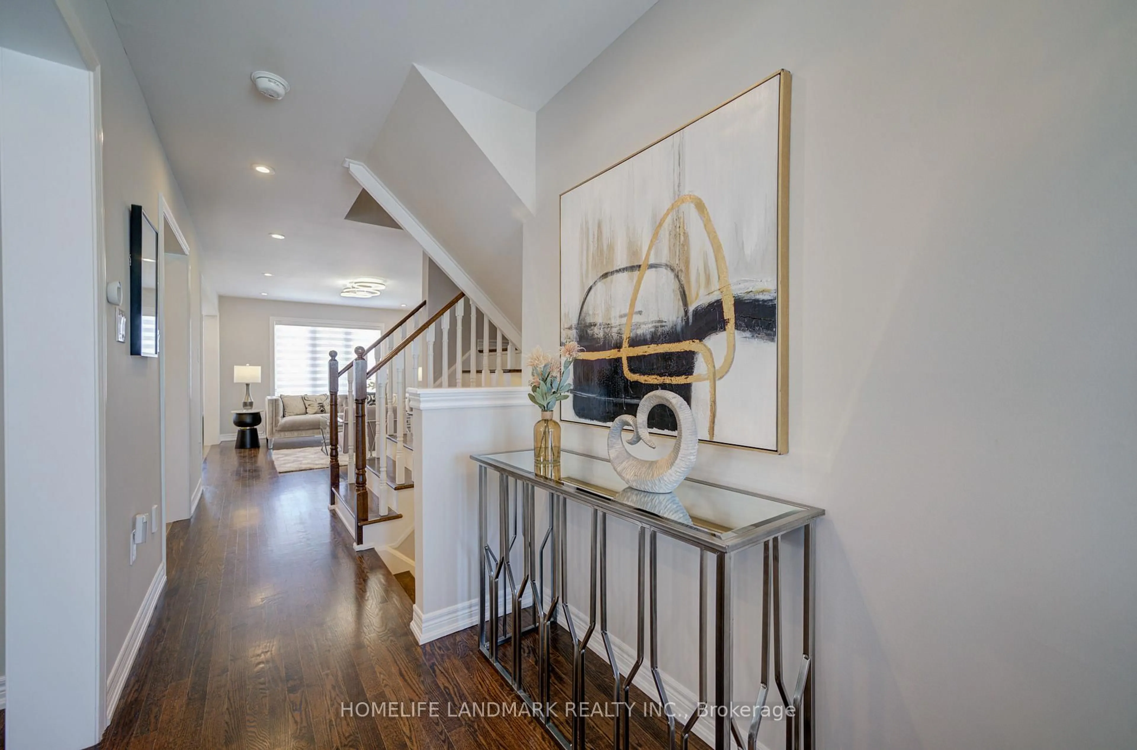 Indoor entryway for 9150 Dufferin St, Vaughan Ontario L4K 5M5