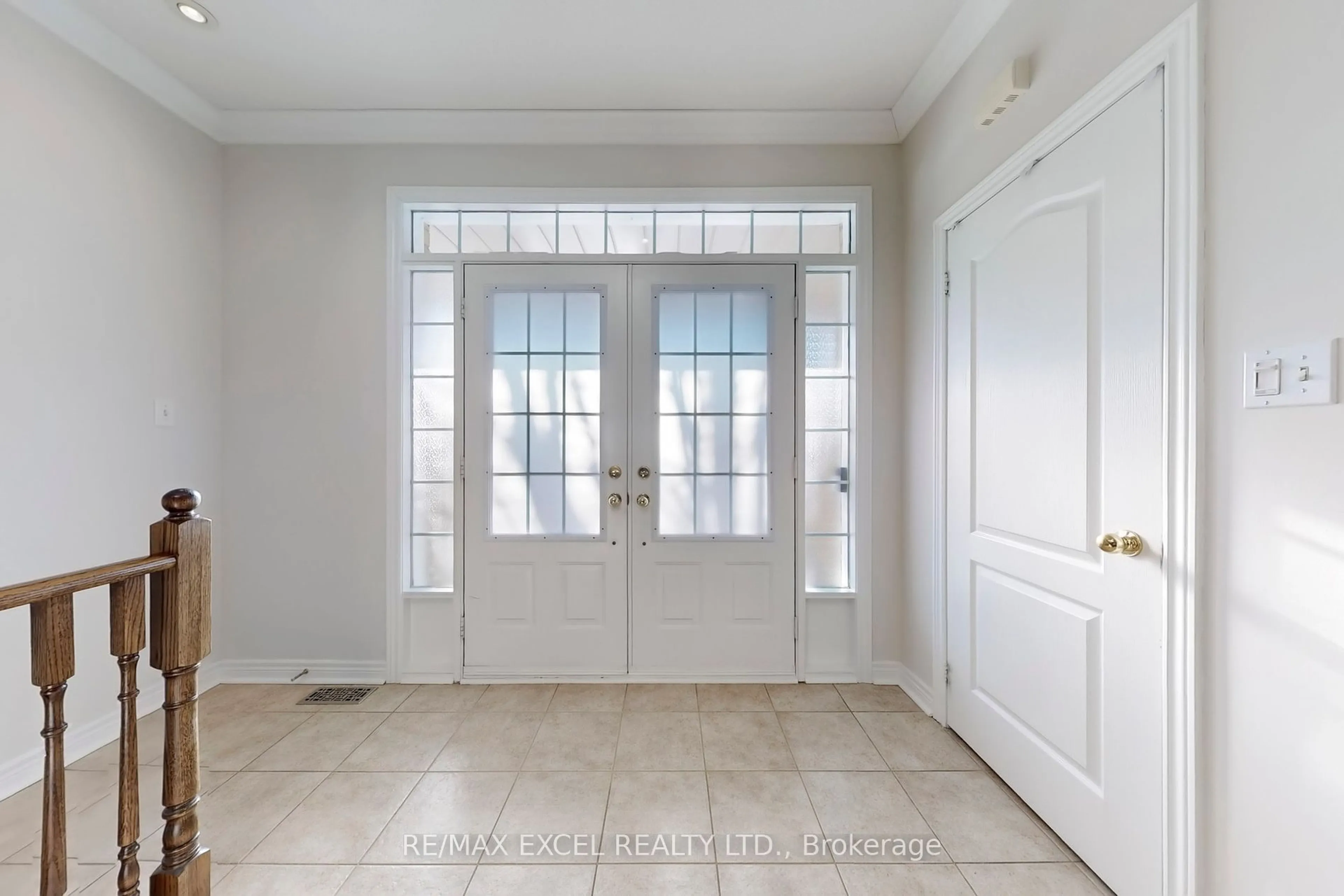 Indoor entryway for 94 Waite Cres, Whitchurch-Stouffville Ontario L4A 0B8