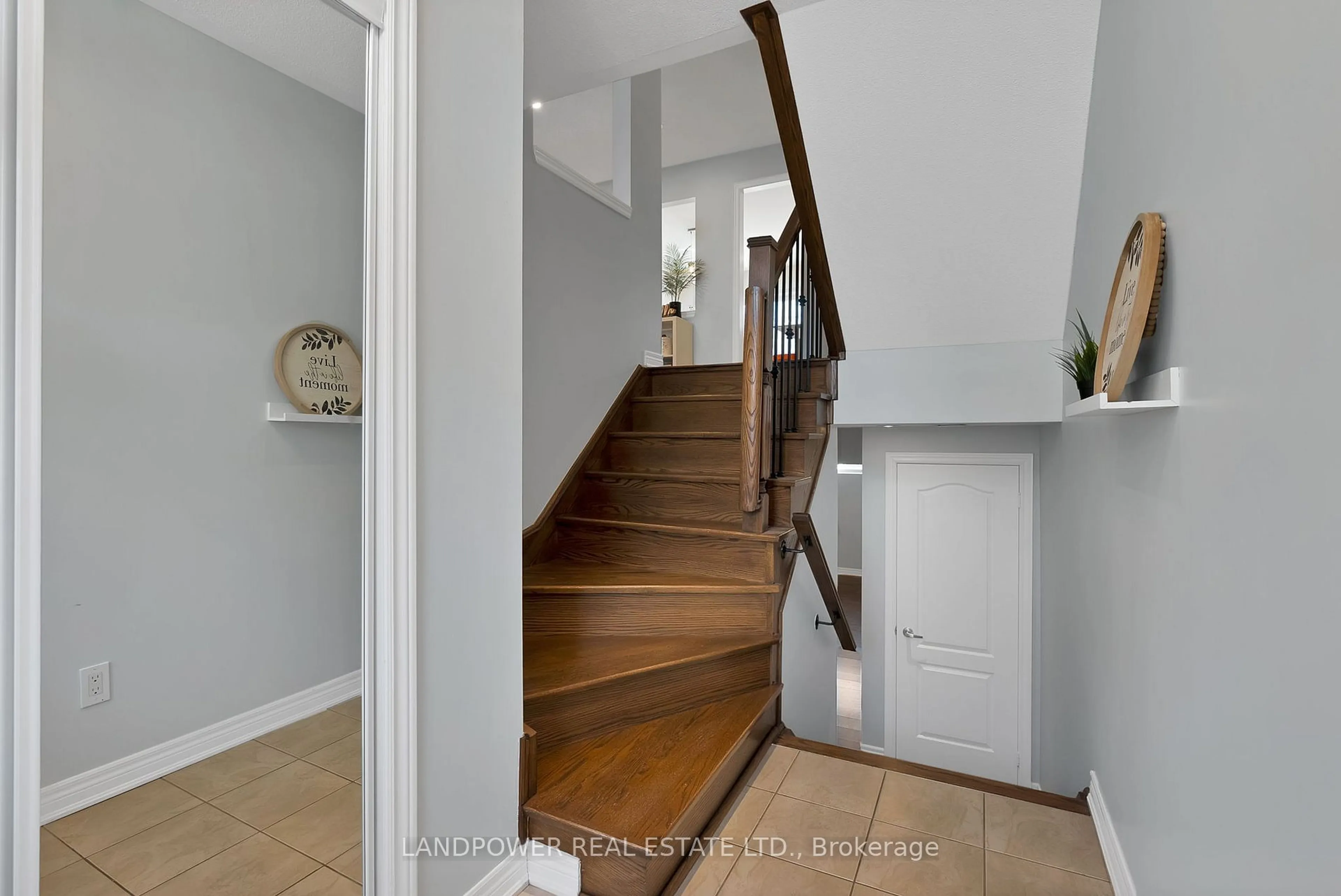 Indoor entryway for 348 Doak Lane, Newmarket Ontario L3Y 0A7