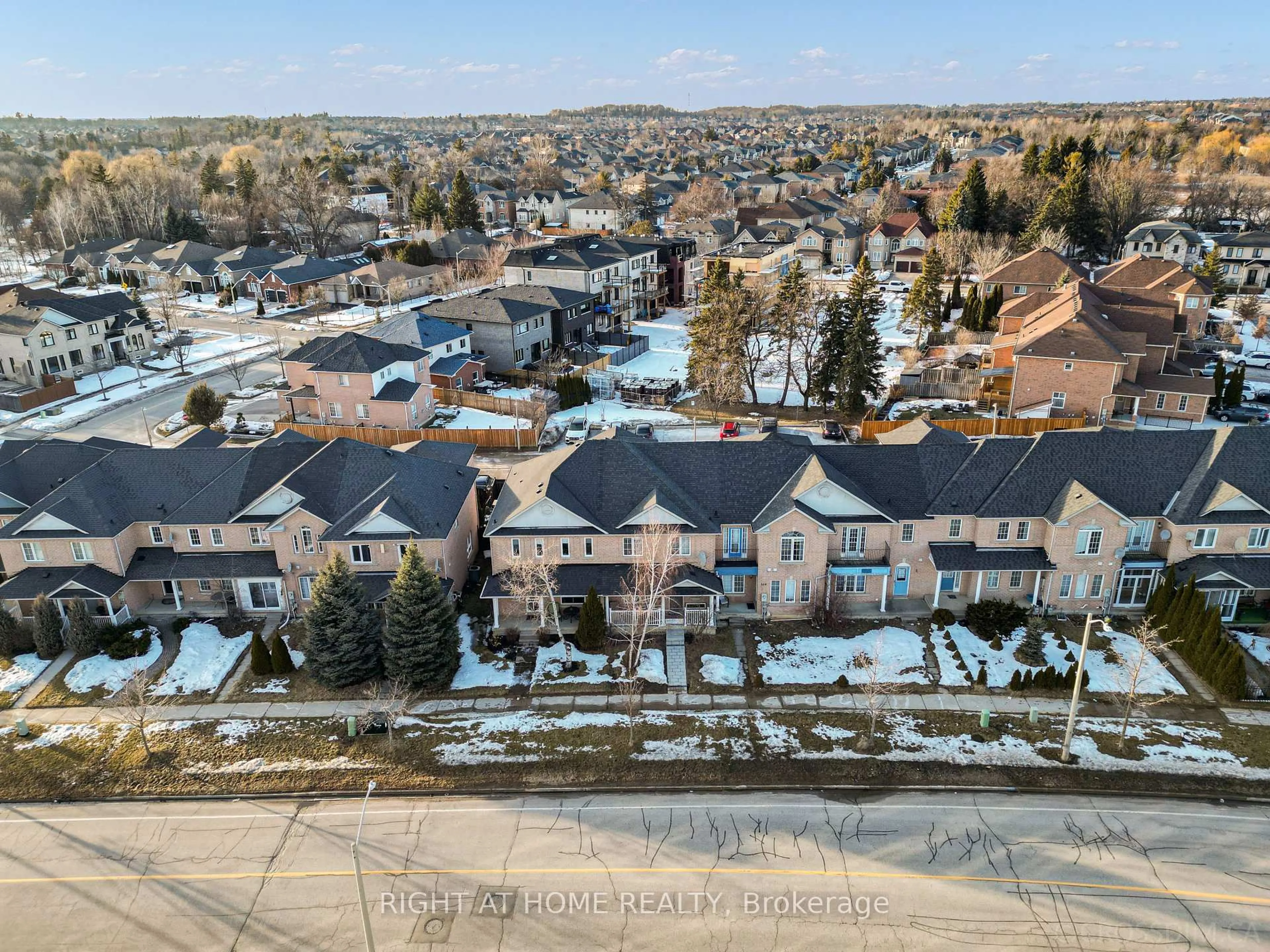 A pic from outside/outdoor area/front of a property/back of a property/a pic from drone, unknown for 320 Canyon Hill Ave, Richmond Hill Ontario L4C 0R1