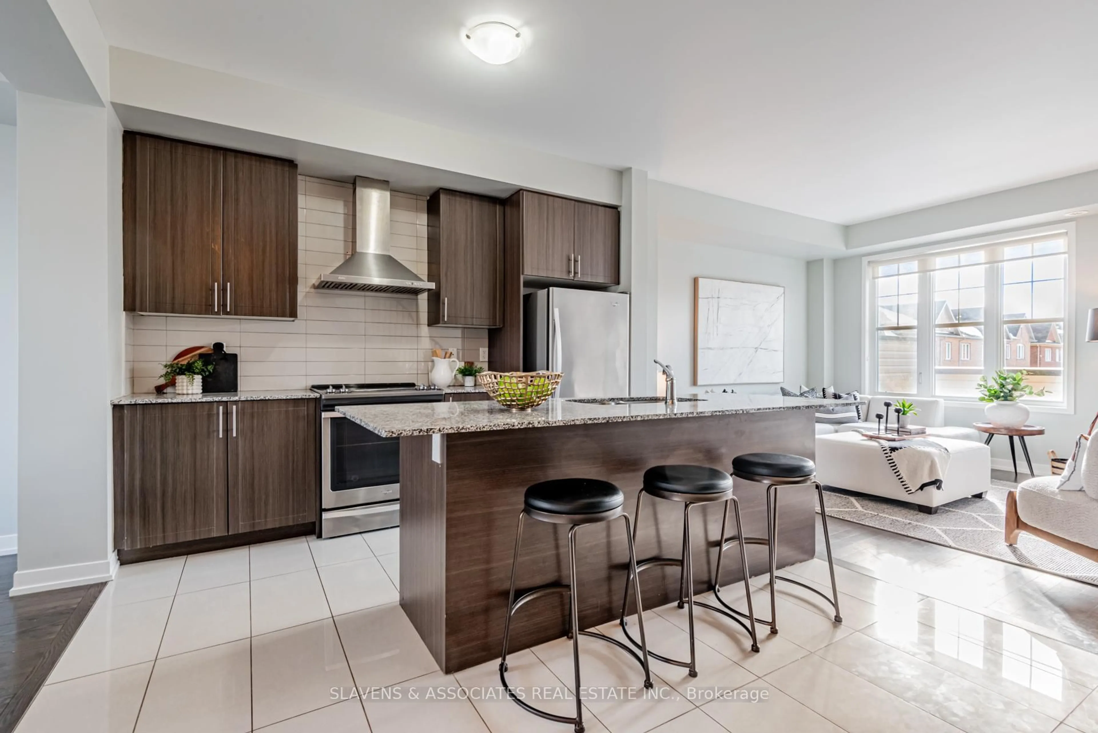 Open concept kitchen, ceramic/tile floor for 10610 Bathurst St, Vaughan Ontario L6A 4Y4