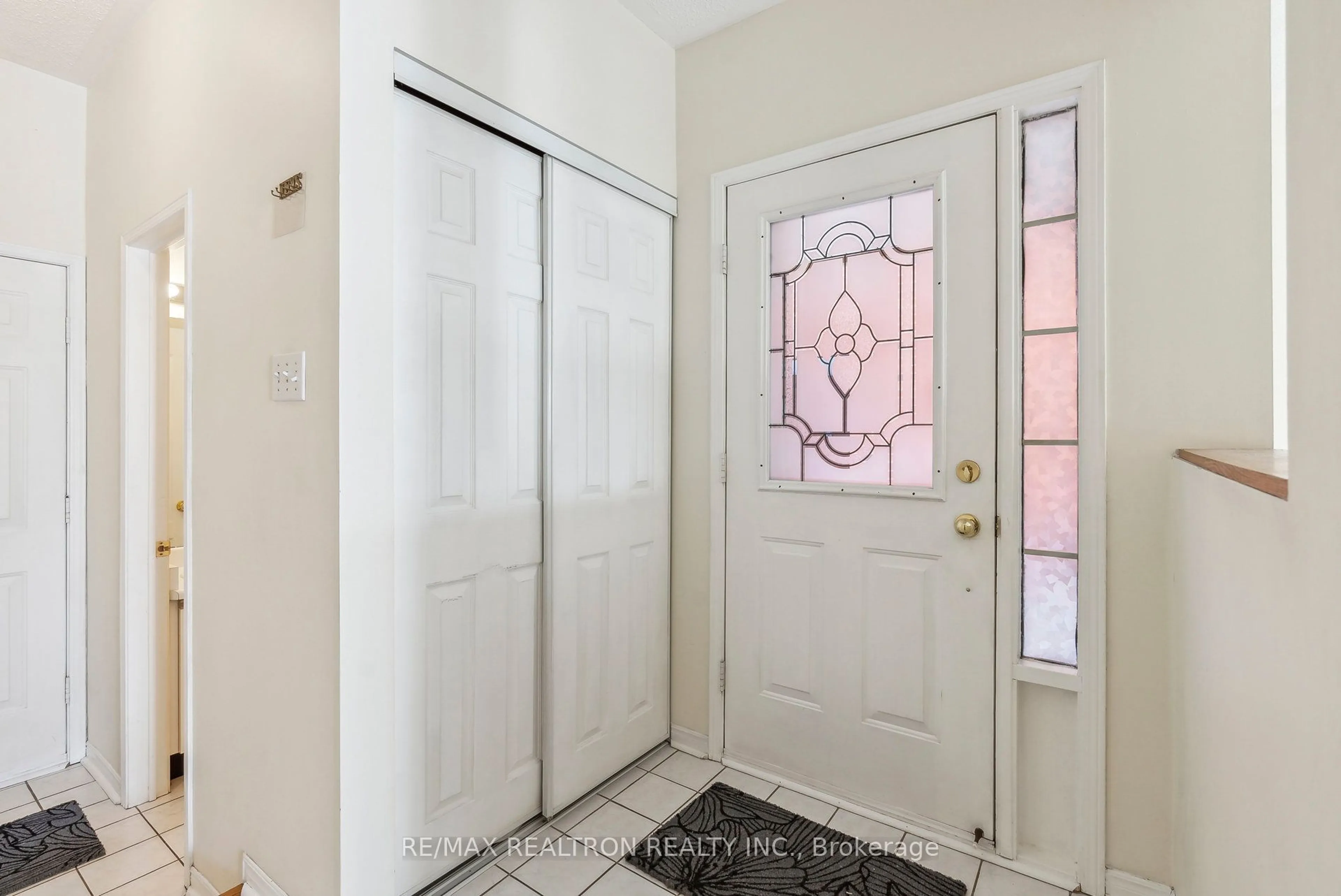 Indoor entryway for 15 Widdifield Ave, Newmarket Ontario L3X 1Z4