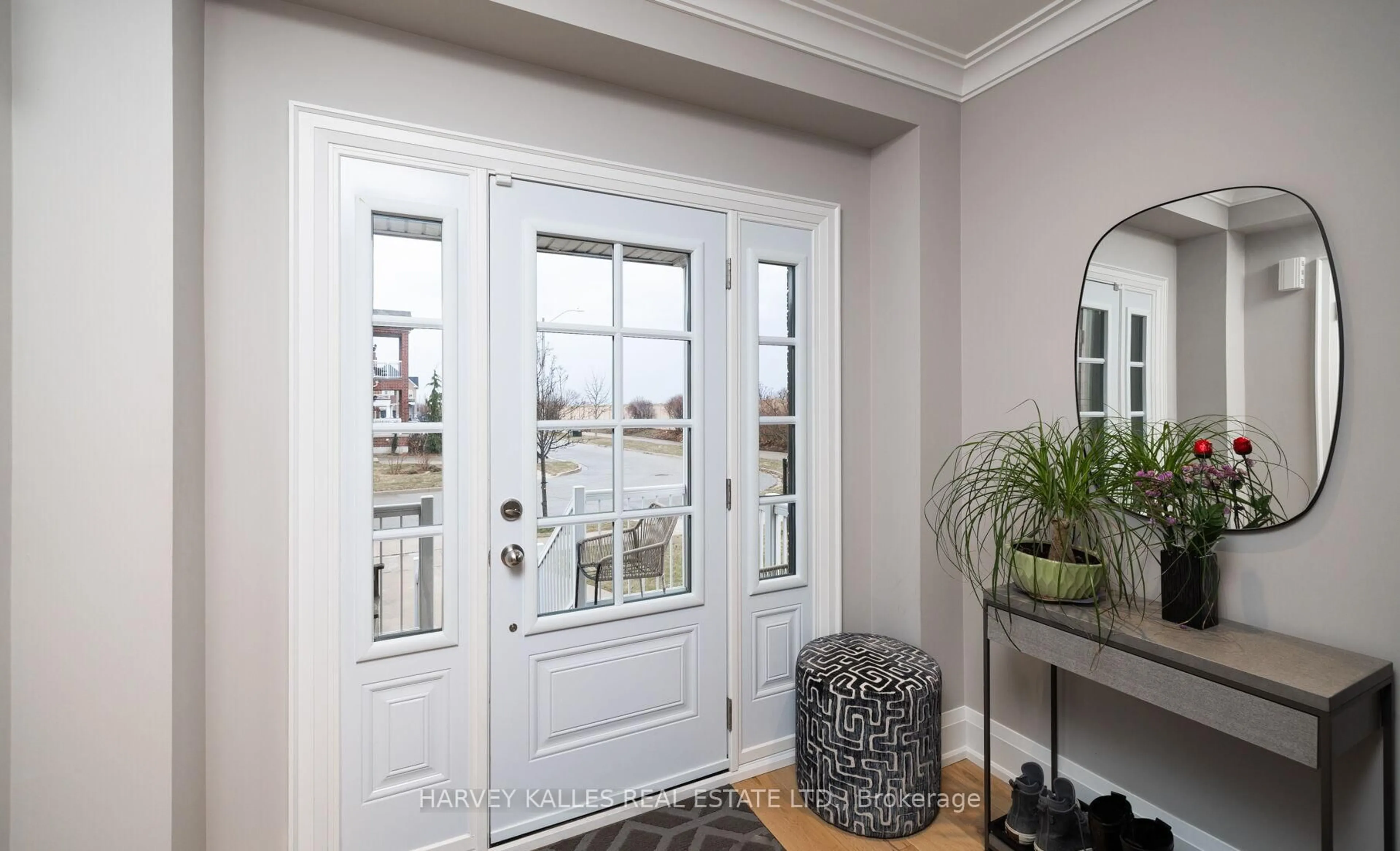 Indoor entryway for 131 Chayna Cres, Vaughan Ontario L6A 0L6