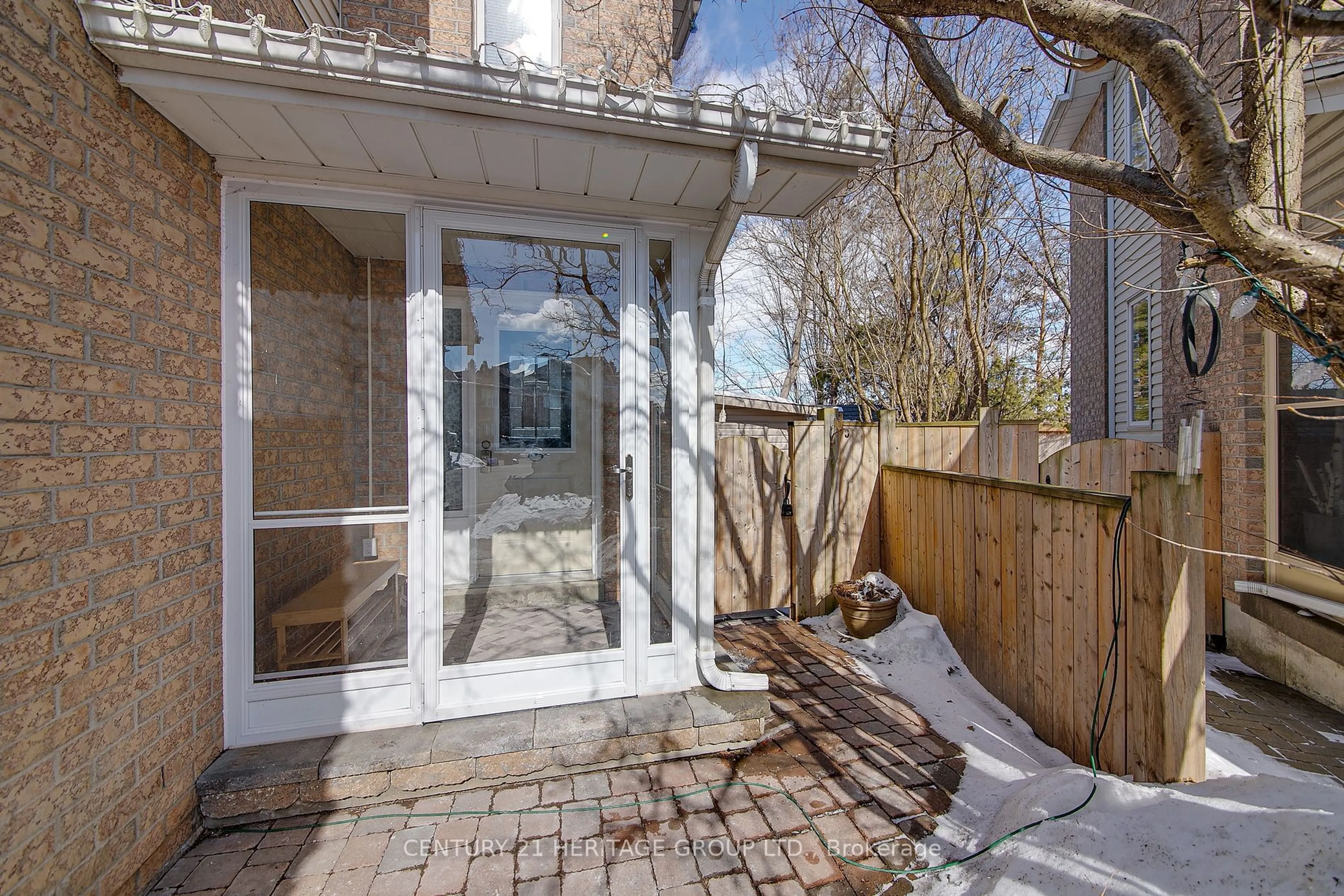 Patio, street for 359 Riddell Crt, Newmarket Ontario L3Y 8M8