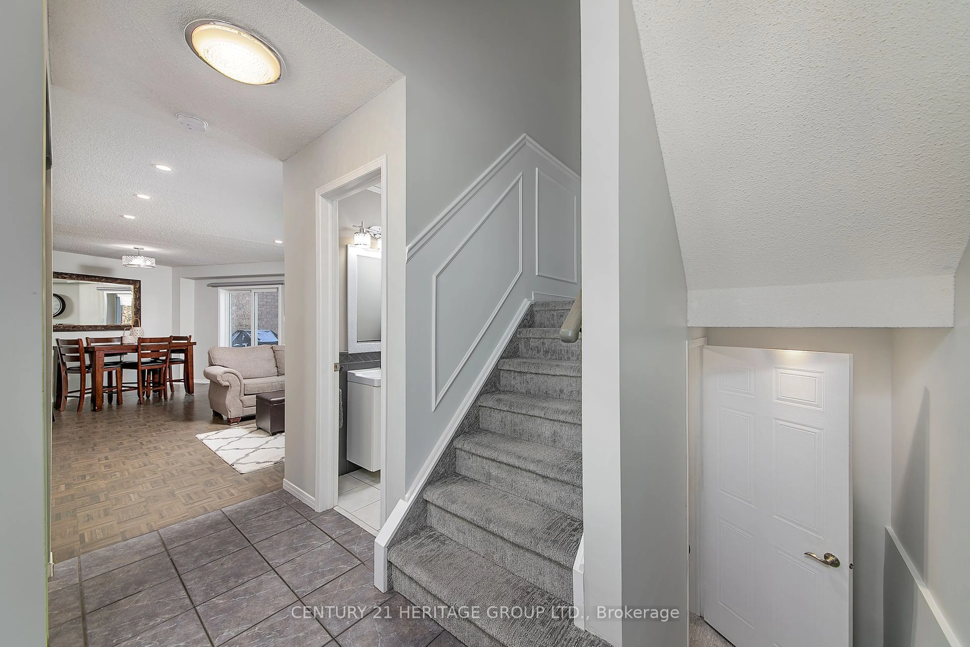 Indoor entryway for 359 Riddell Crt, Newmarket Ontario L3Y 8M8