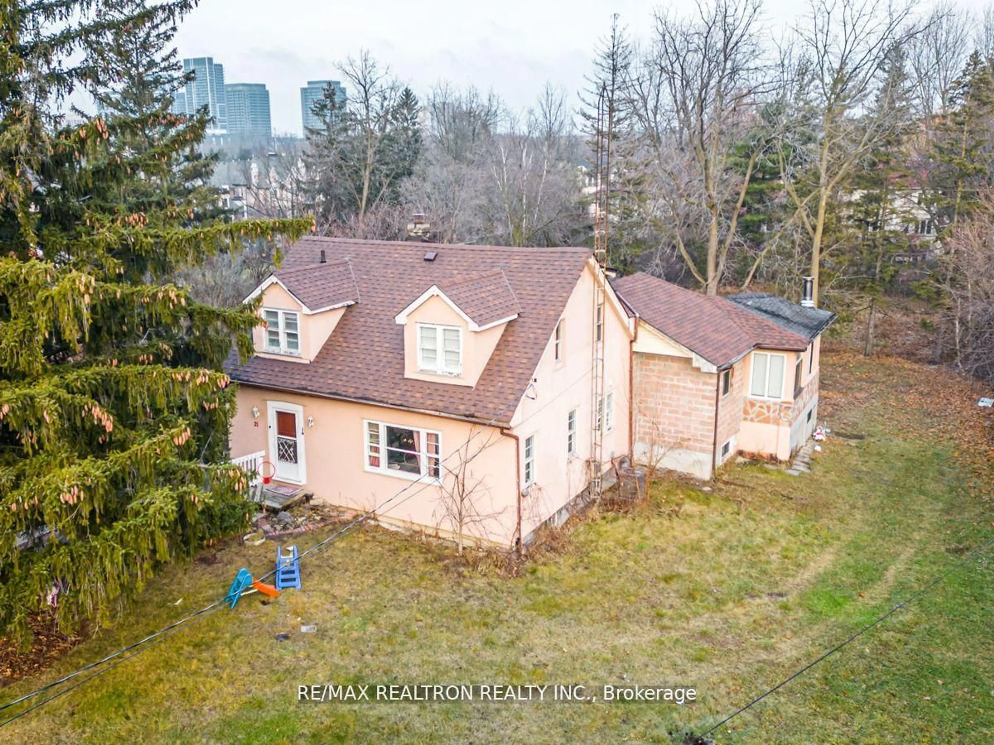 A pic from outside/outdoor area/front of a property/back of a property/a pic from drone, building for 21 Yongeview Ave, Richmond Hill Ontario L4C 7A3