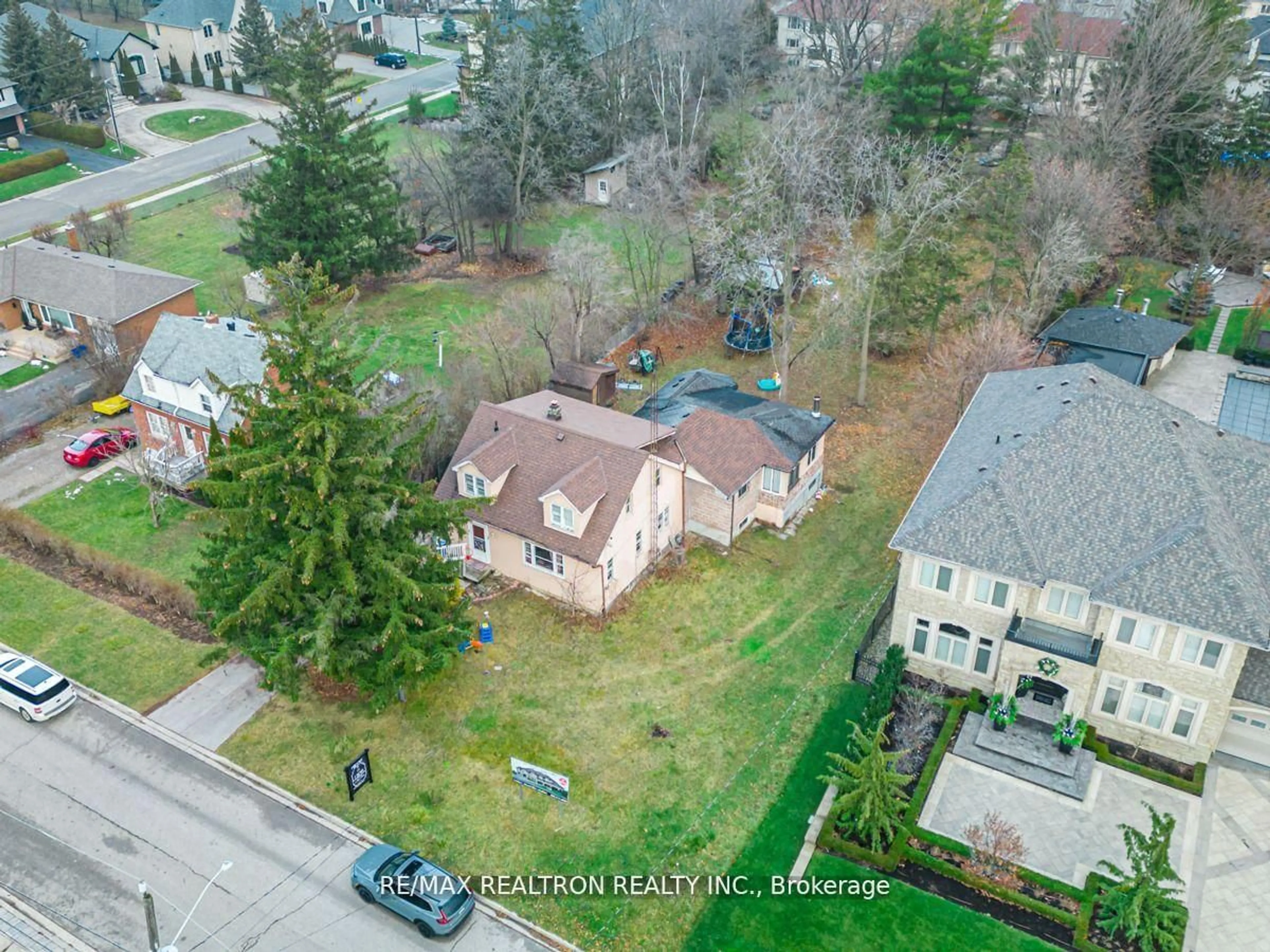 A pic from outside/outdoor area/front of a property/back of a property/a pic from drone, unknown for 21 Yongeview Ave, Richmond Hill Ontario L4C 7A3