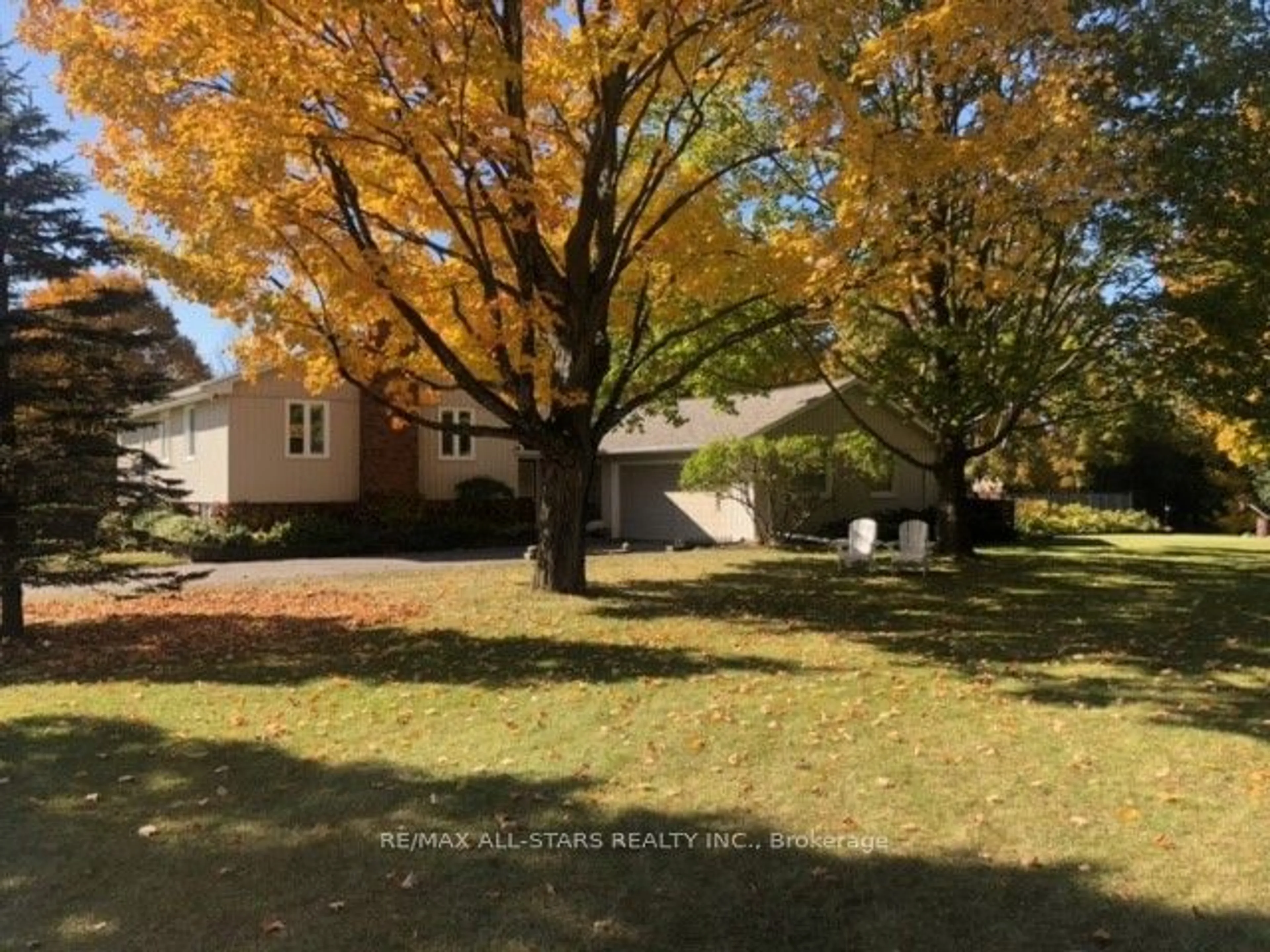 A pic from outside/outdoor area/front of a property/back of a property/a pic from drone, street for 4 Deerfoot Dr, Uxbridge Ontario L0C 1H0