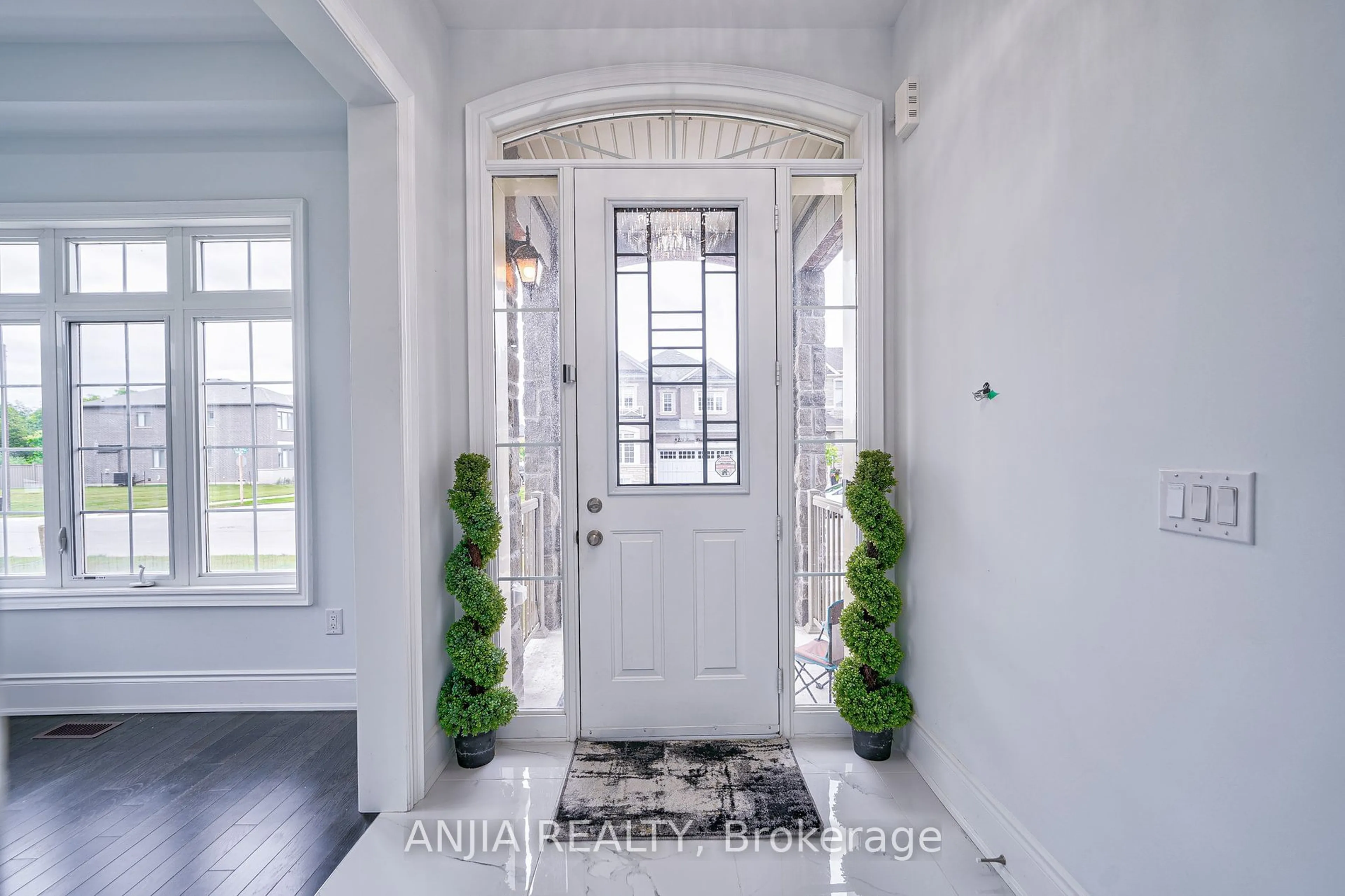 Indoor entryway for 86 Conductor Ave, Whitchurch-Stouffville Ontario L4A 4X5