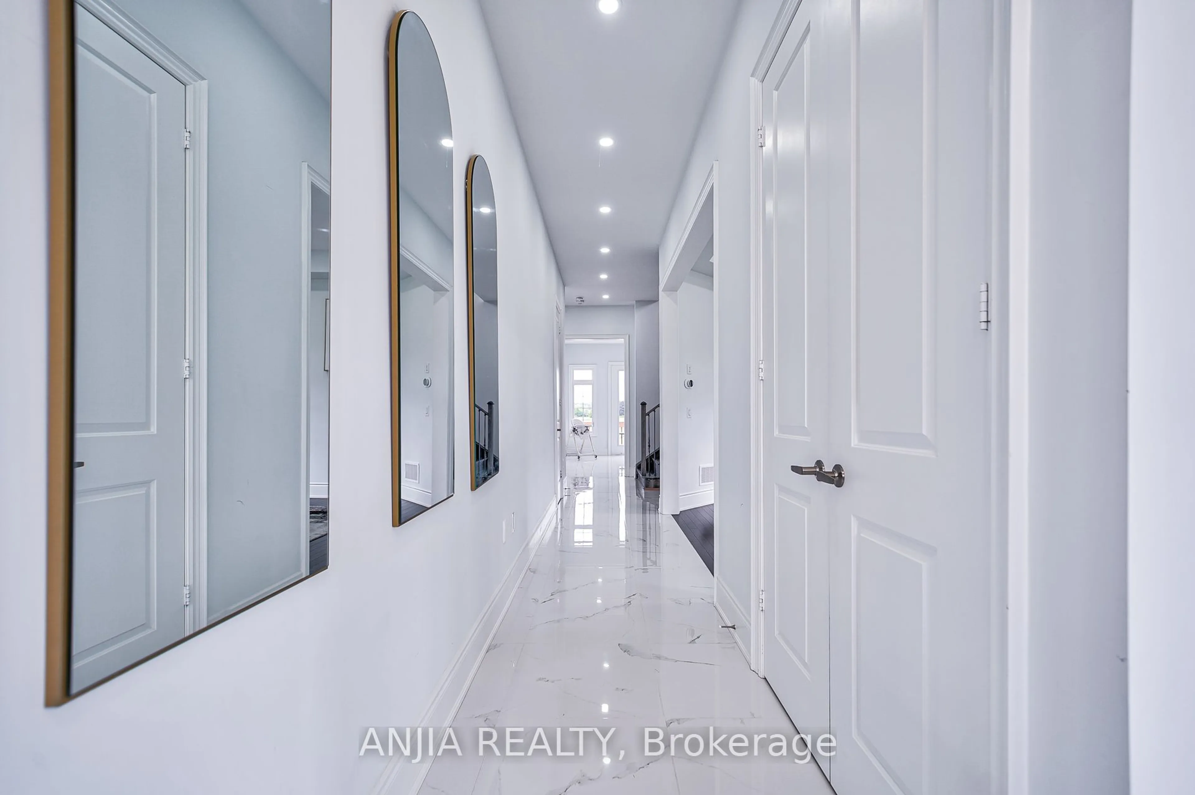 Indoor entryway for 86 Conductor Ave, Whitchurch-Stouffville Ontario L4A 4X5