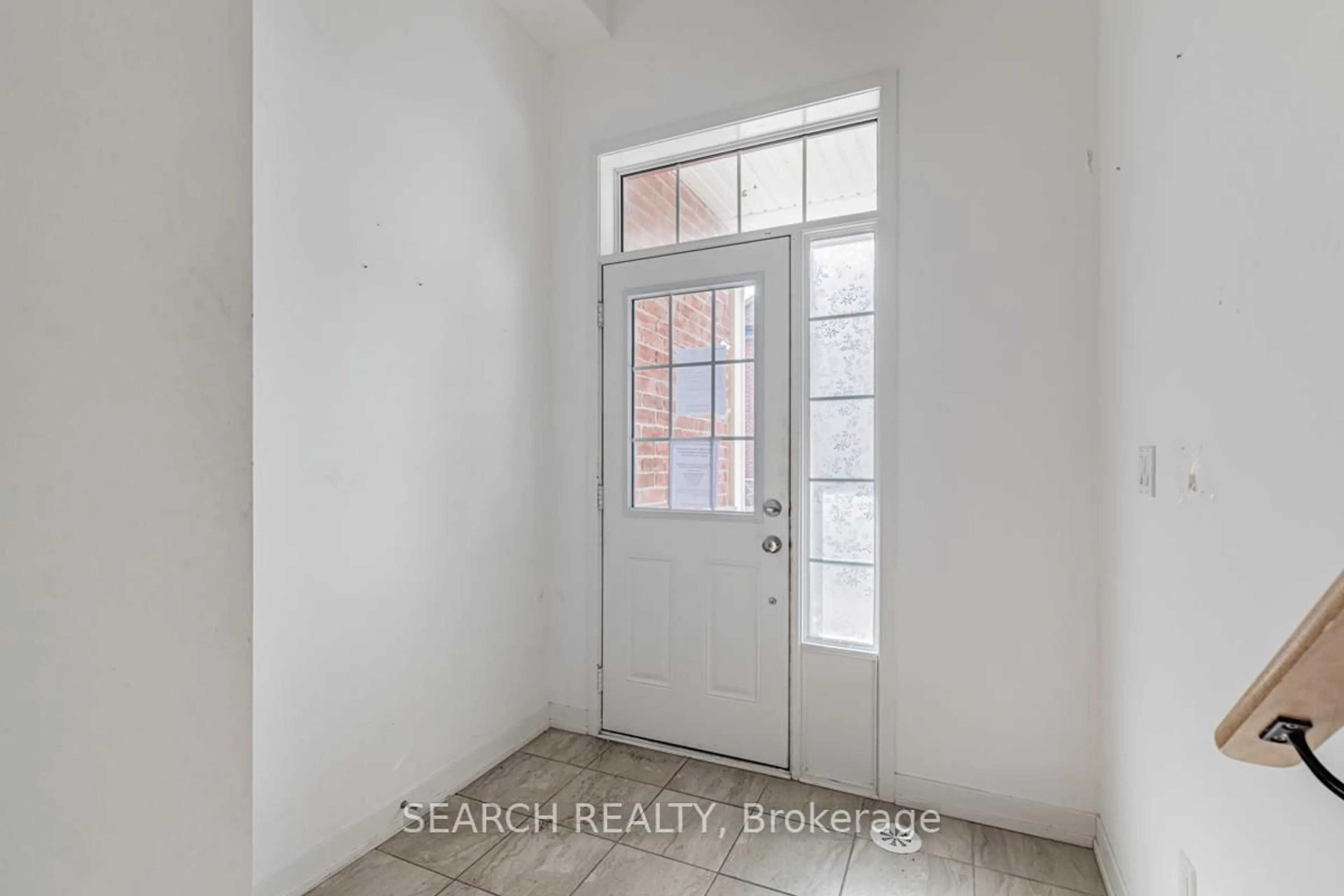 Indoor entryway for 247 Harding Park St, Newmarket Ontario L3Y 0E3