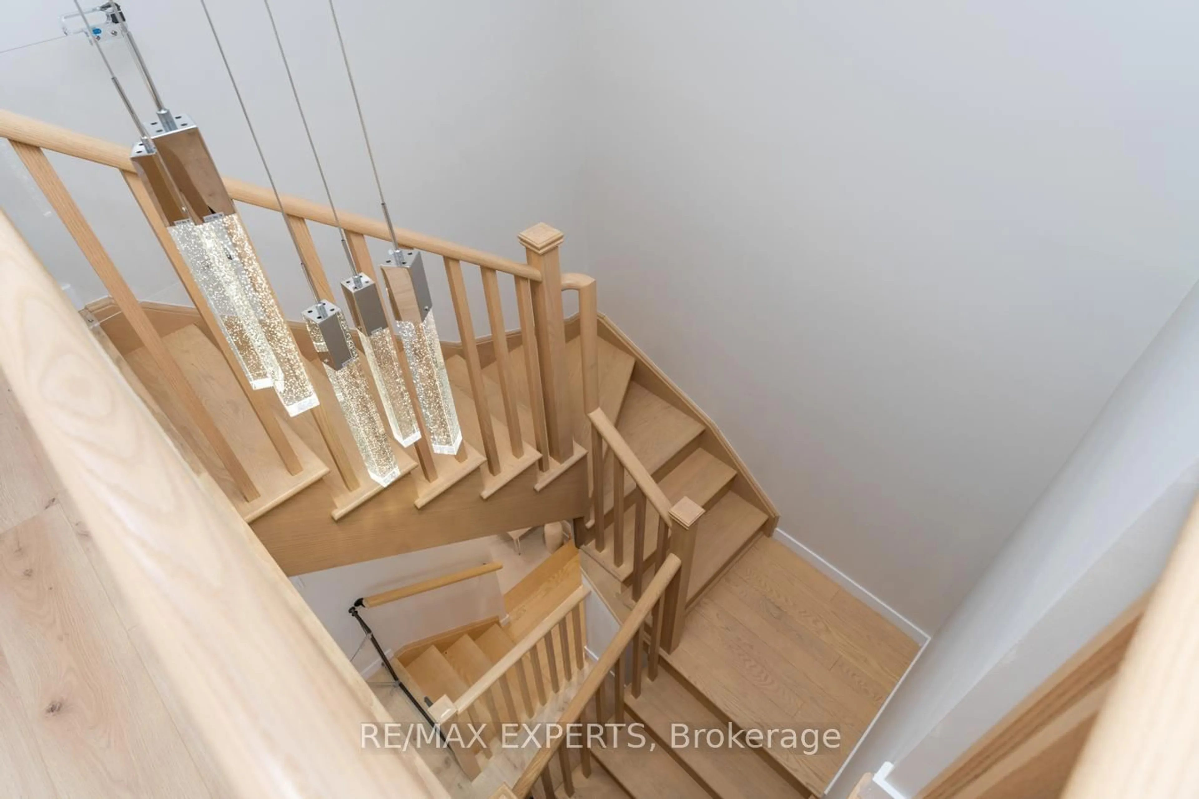 Stairs for 10286 Keele St, Vaughan Ontario L6A 1G3