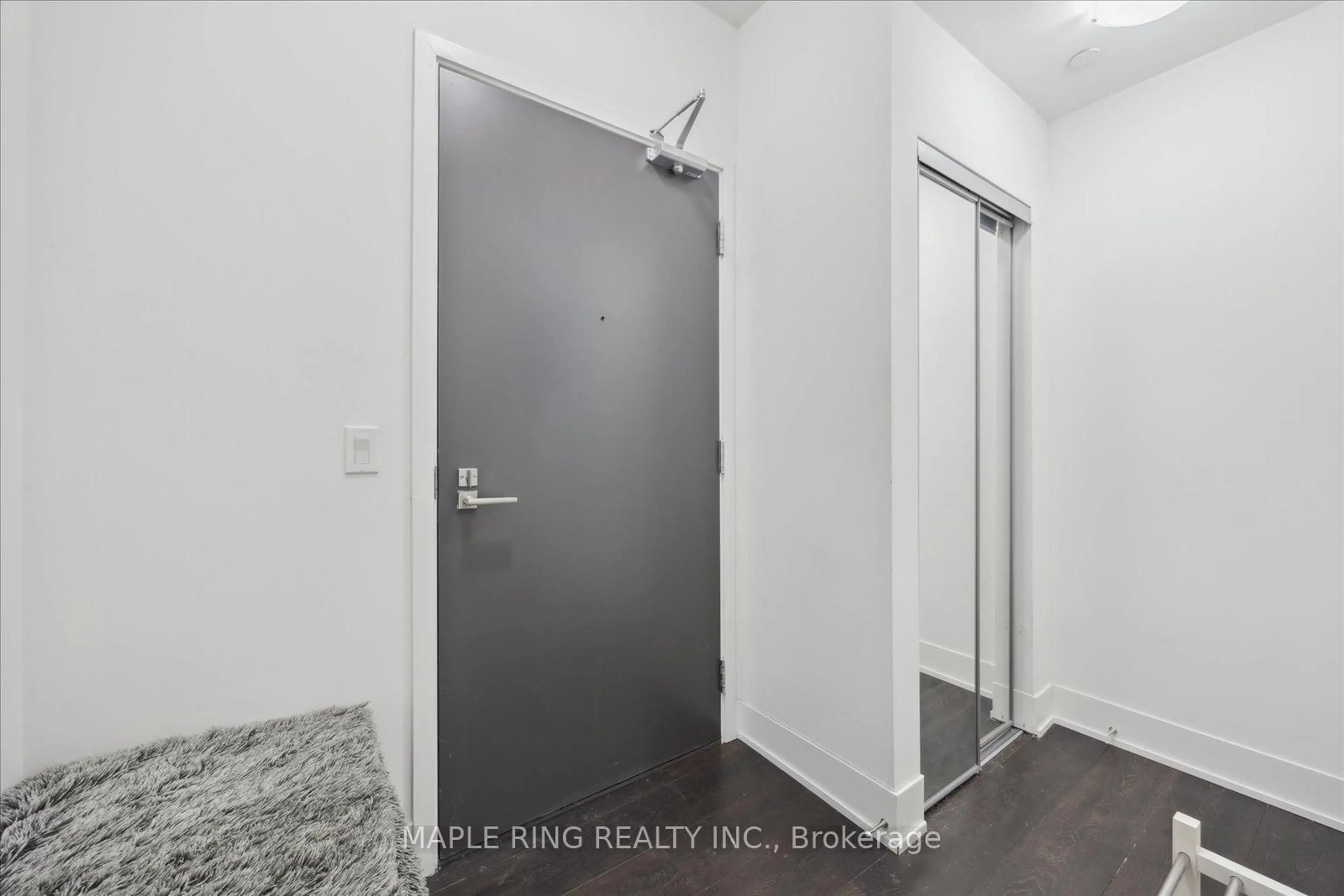 Indoor entryway for 2916 Highway 7 Rd #418, Vaughan Ontario L4K 0K6