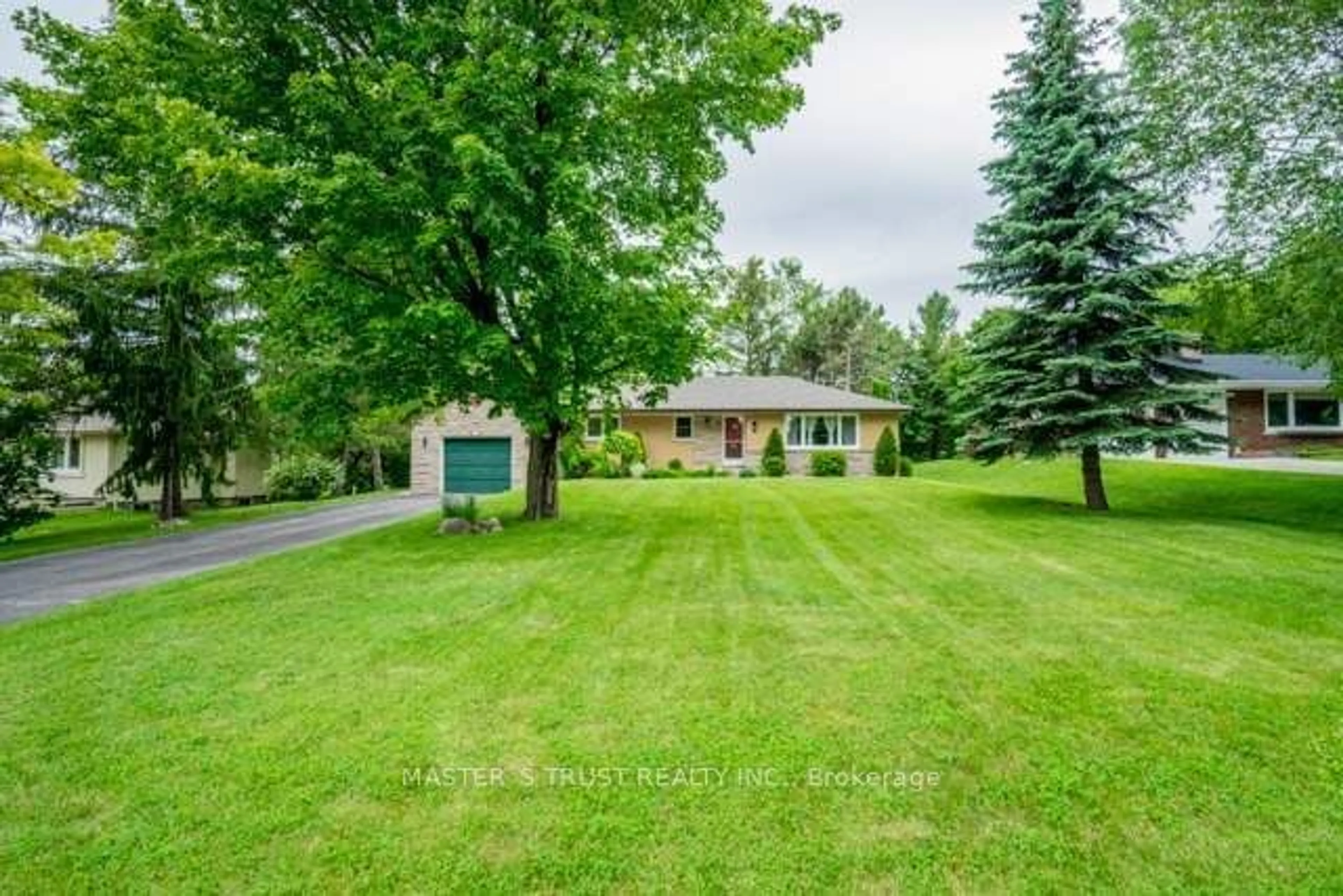 A pic from outside/outdoor area/front of a property/back of a property/a pic from drone, street for 977 Srigley St, Newmarket Ontario L3Y 1Y4