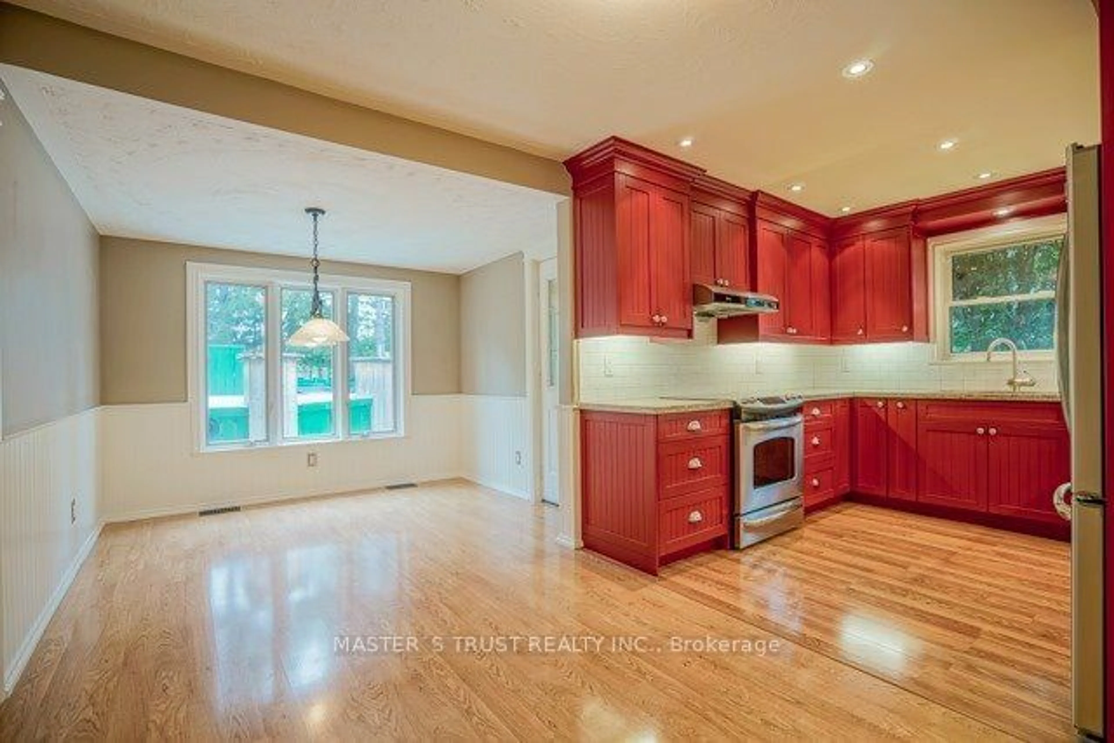 Open concept kitchen, unknown for 977 Srigley St, Newmarket Ontario L3Y 1Y4