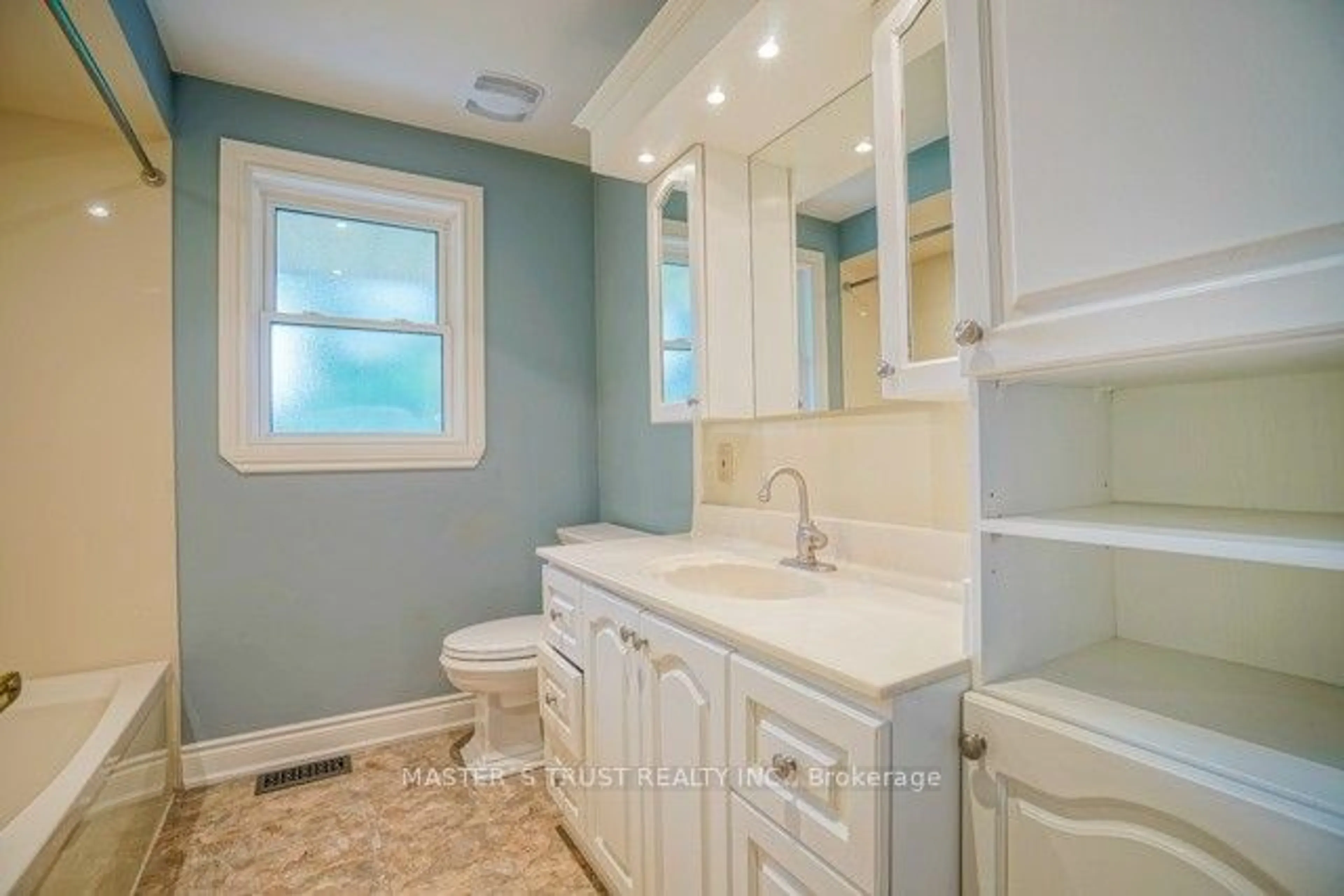 Contemporary bathroom, ceramic/tile floor for 977 Srigley St, Newmarket Ontario L3Y 1Y4