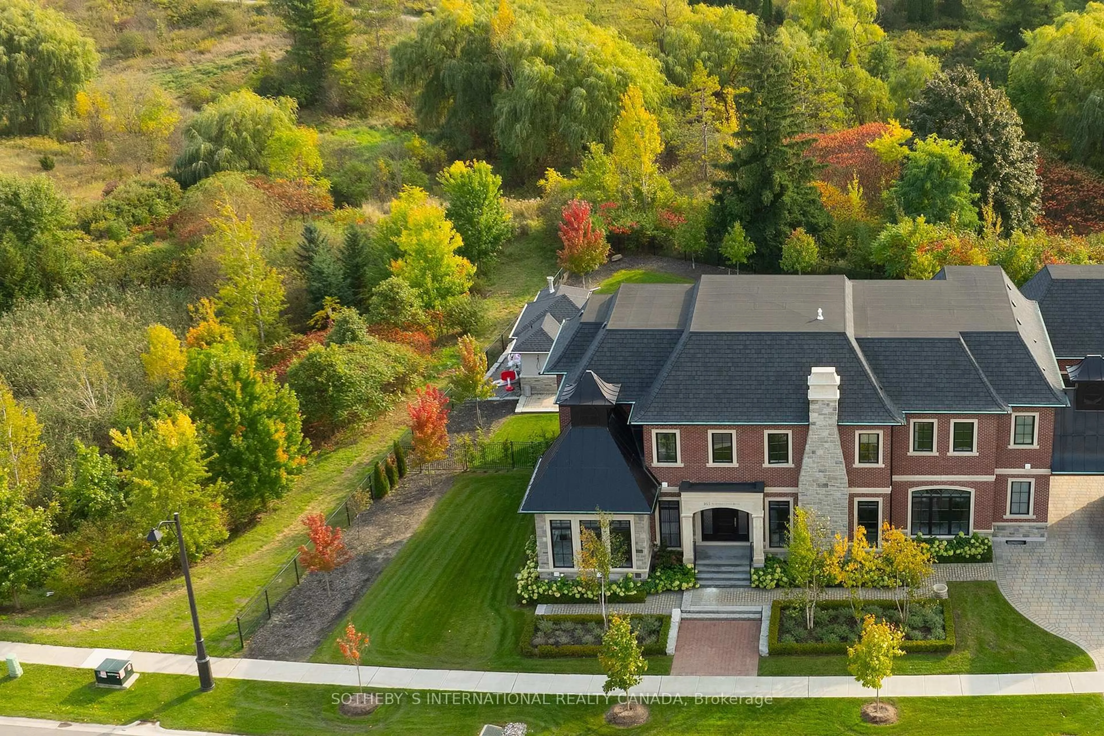 A pic from outside/outdoor area/front of a property/back of a property/a pic from drone, mountain view for 165 Northern Pines Blvd, Vaughan Ontario L4H 4E5