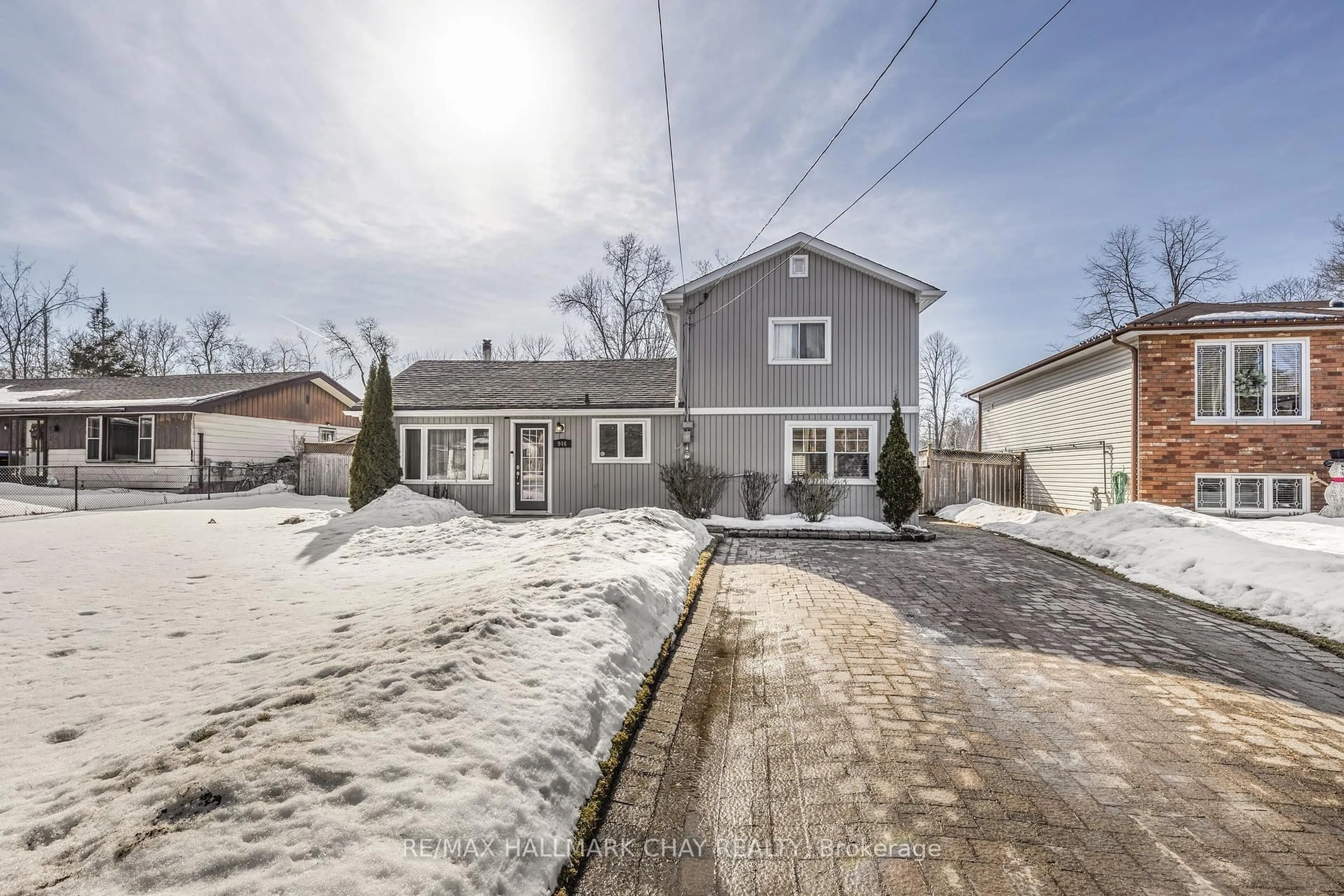 A pic from outside/outdoor area/front of a property/back of a property/a pic from drone, street for 946 Gilmore Ave, Innisfil Ontario L0L 1W0