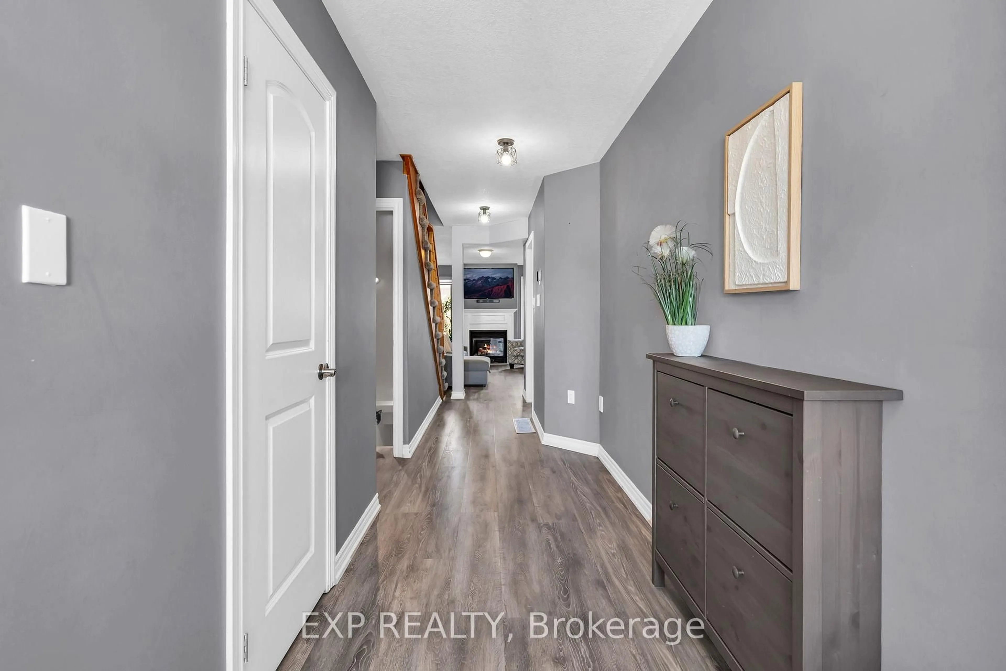 Indoor entryway for 53 Wyndham Circ, Georgina Ontario L0E 1R0