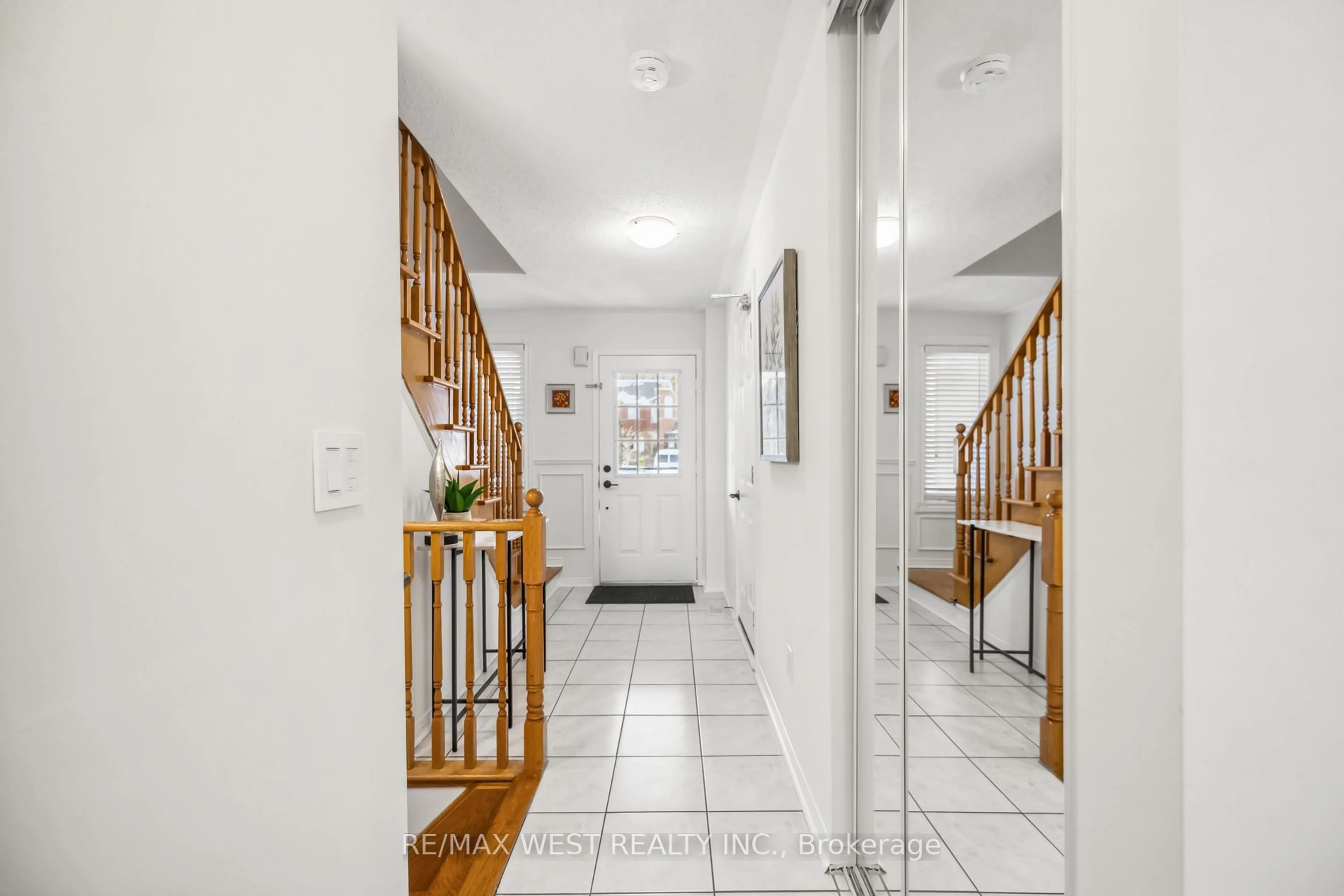 Indoor foyer for 33 Piazza Cres, Vaughan Ontario L4H 2C7