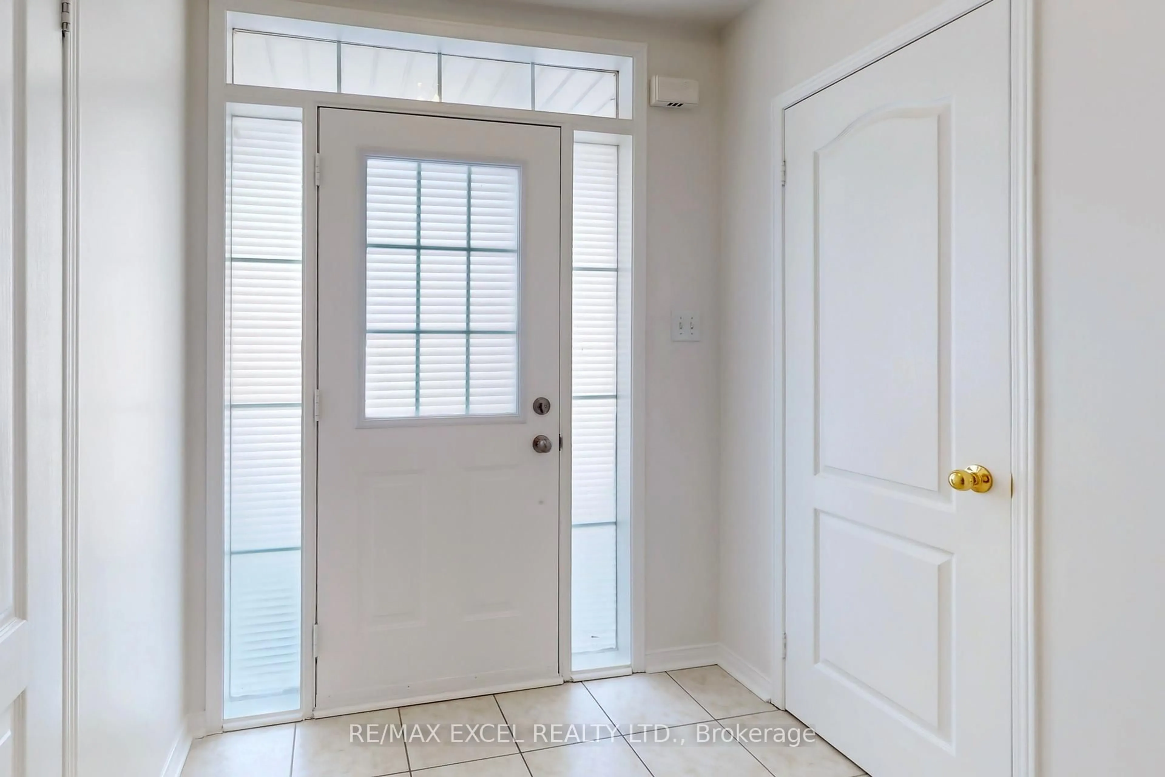 Indoor entryway for 11 Kenilworth Gate, Markham Ontario L6B 0A4