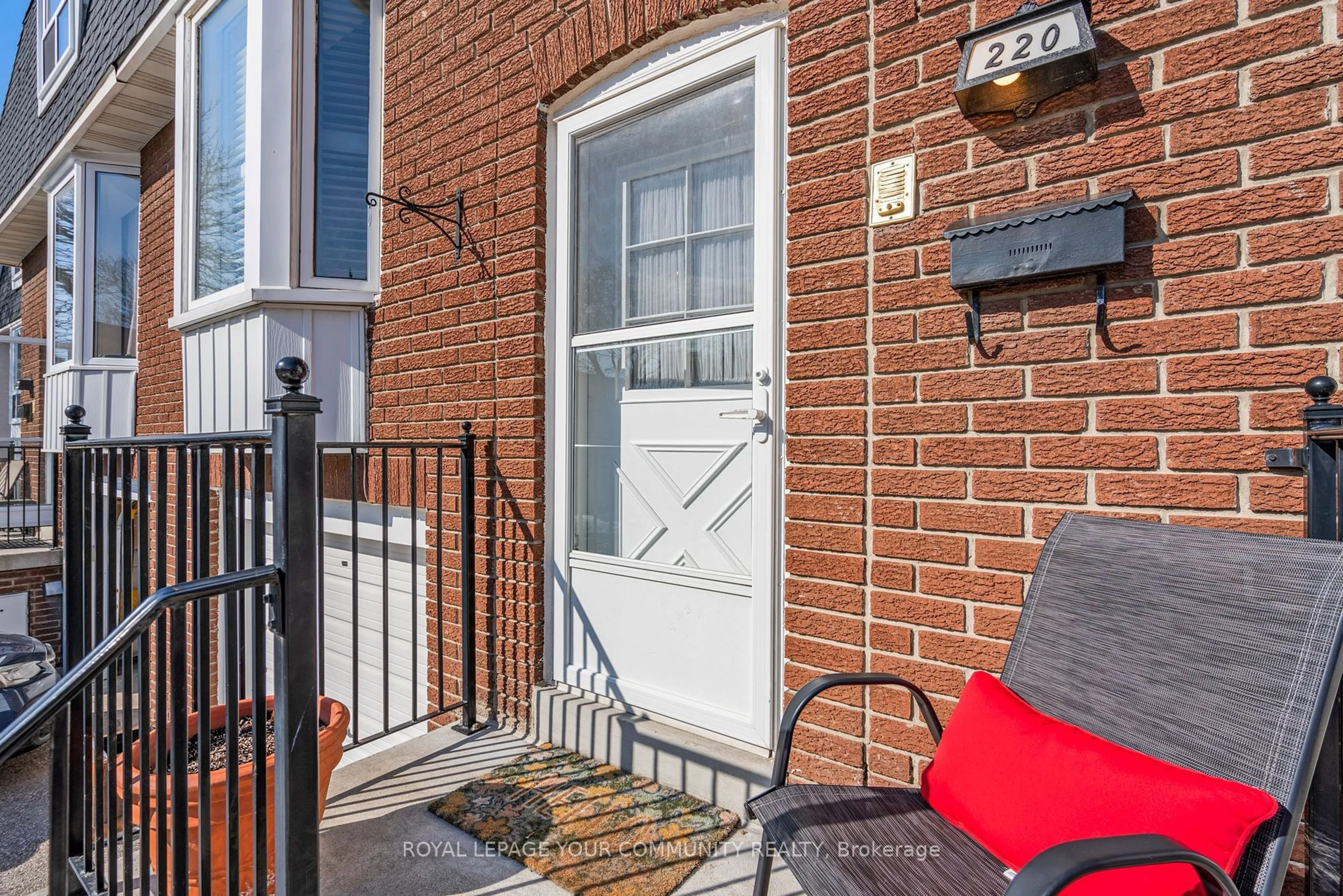 Patio, street for 220 Royal Orchard Blvd, Markham Ontario L3T 3E7