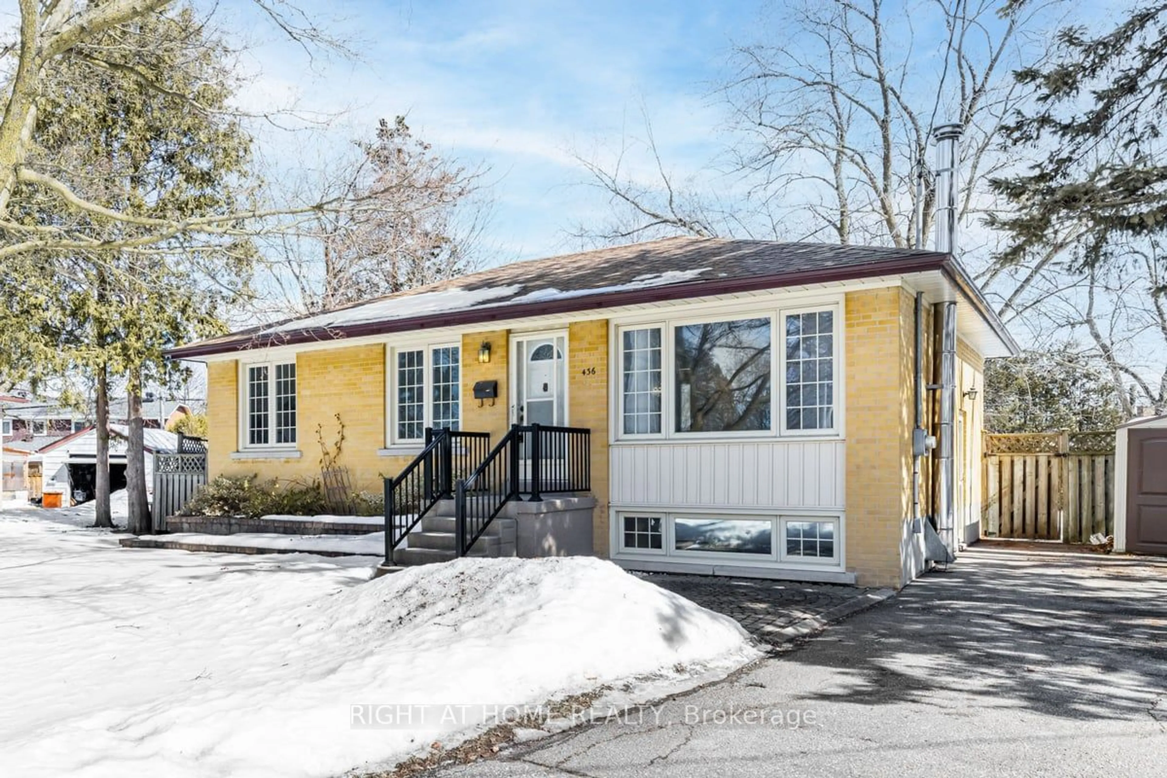 Home with vinyl exterior material, street for 436 Bonita Cres, Richmond Hill Ontario L4C 3N1