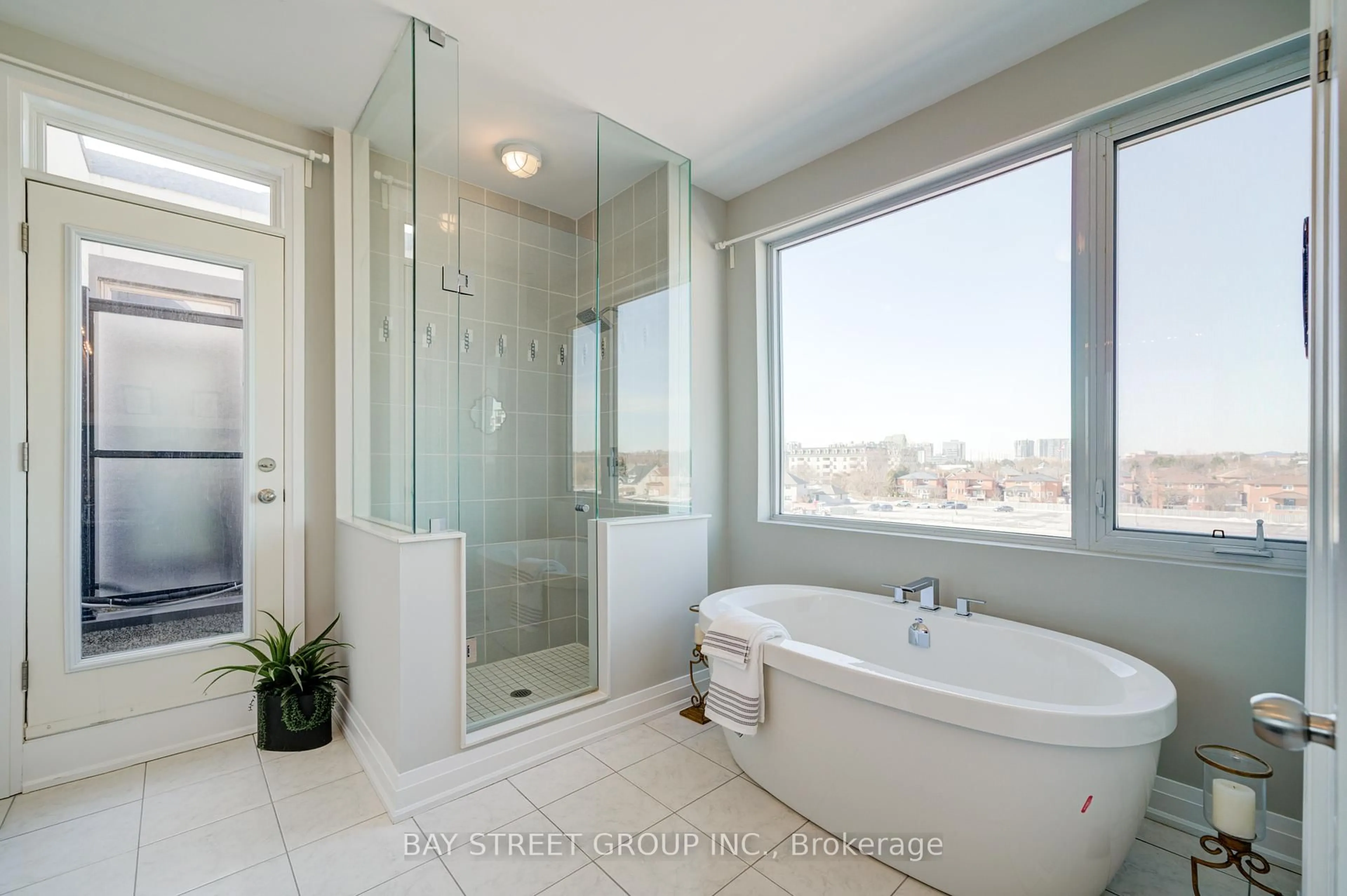 Contemporary bathroom, ceramic/tile floor for 6 Teasel Way, Markham Ontario L3R 9S3