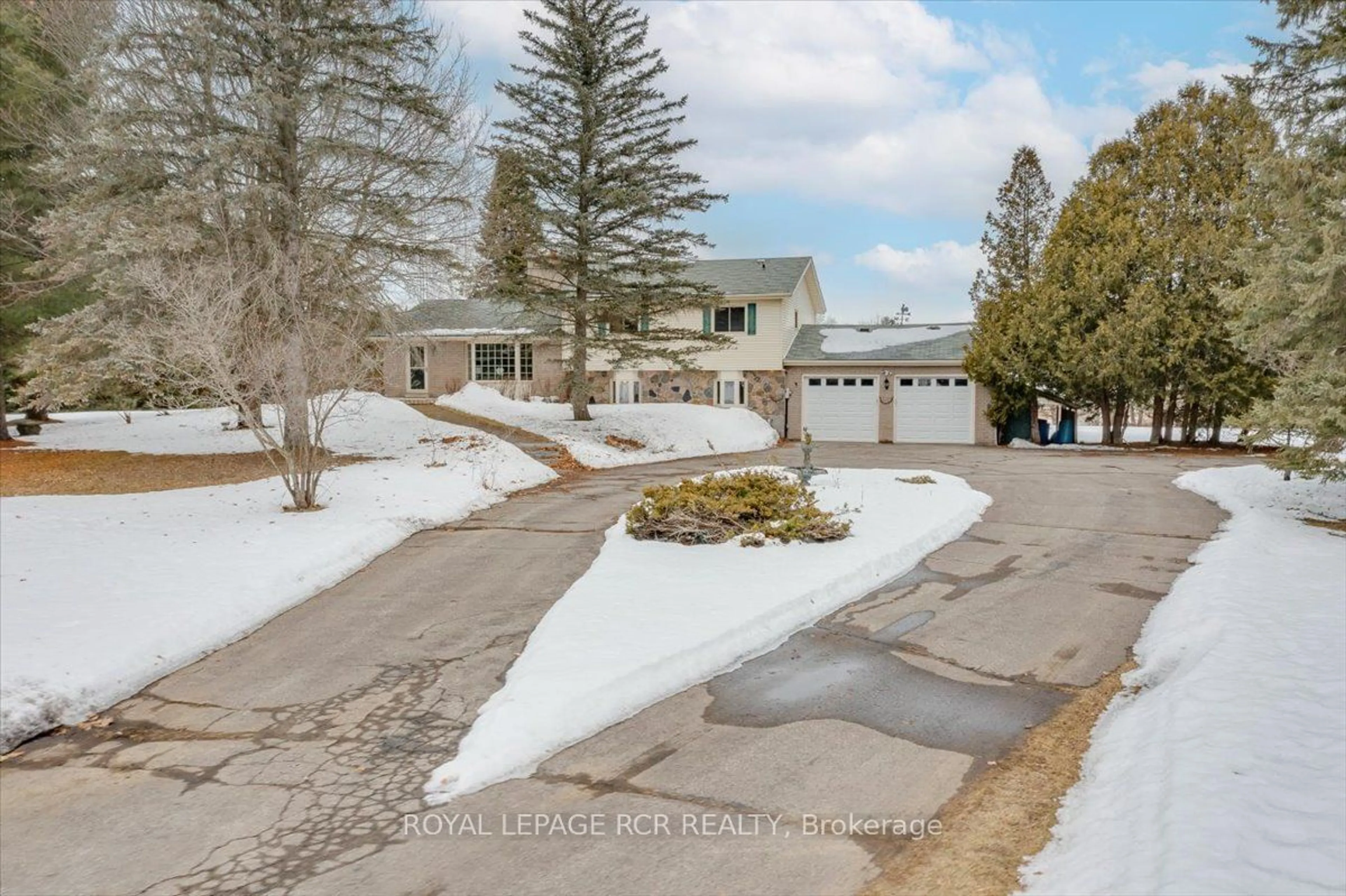 A pic from outside/outdoor area/front of a property/back of a property/a pic from drone, street for 3990 Mount Albert Rd, East Gwillimbury Ontario L0G 1V0