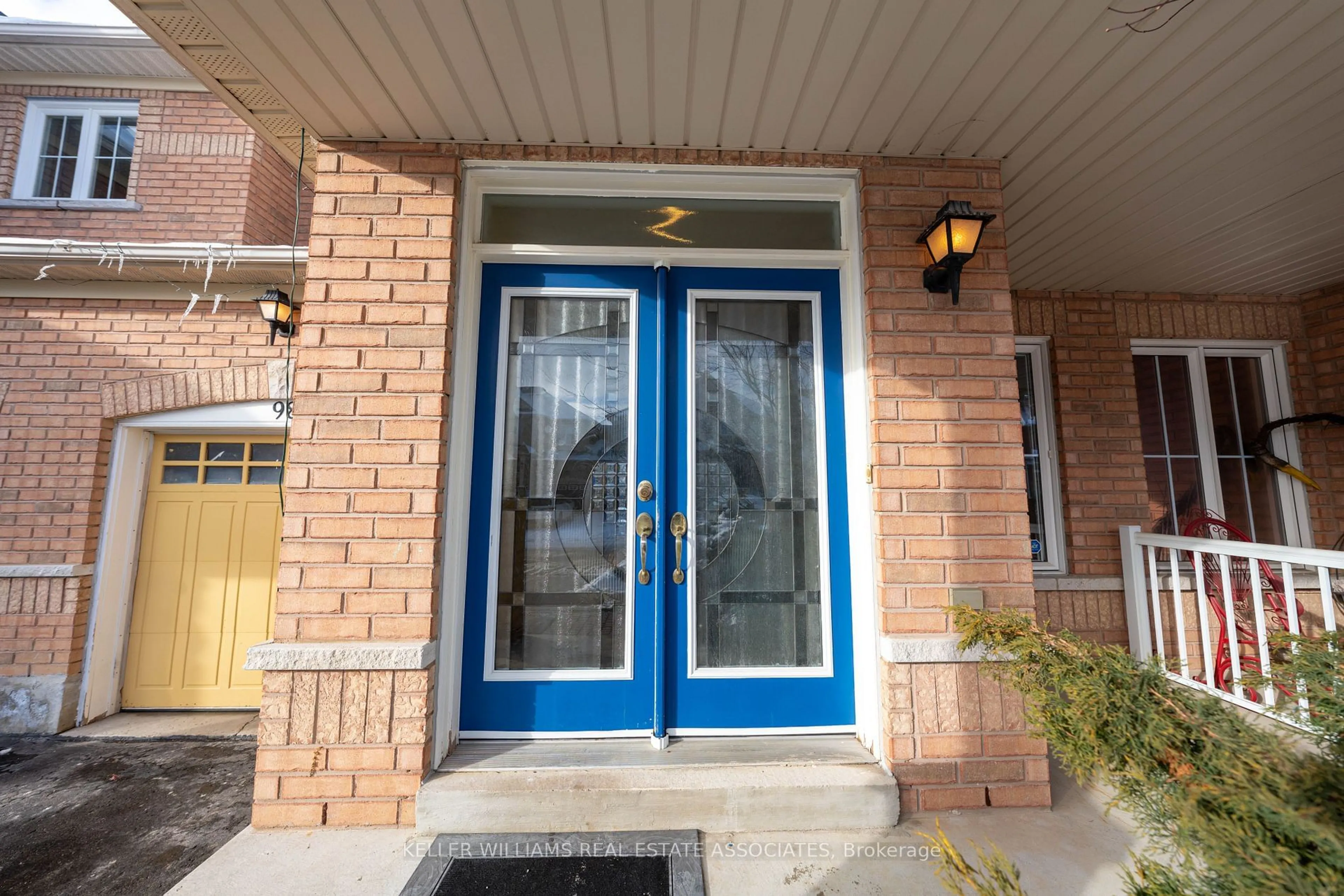 Indoor entryway for 98 Lebovic Dr, Richmond Hill Ontario L4E 5C1