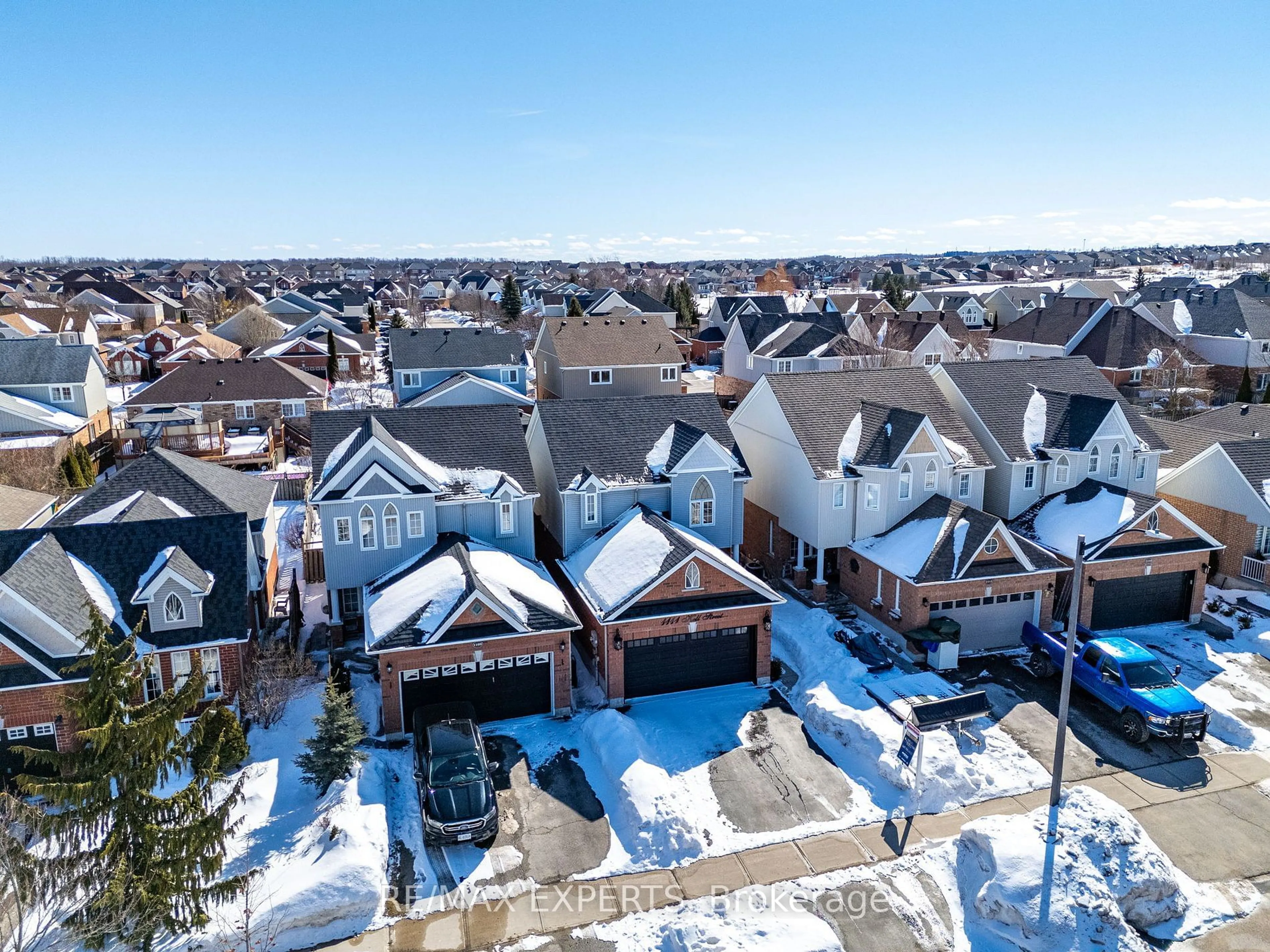 A pic from outside/outdoor area/front of a property/back of a property/a pic from drone, unknown for 1111 Kell St, Innisfil Ontario L9S 4W4