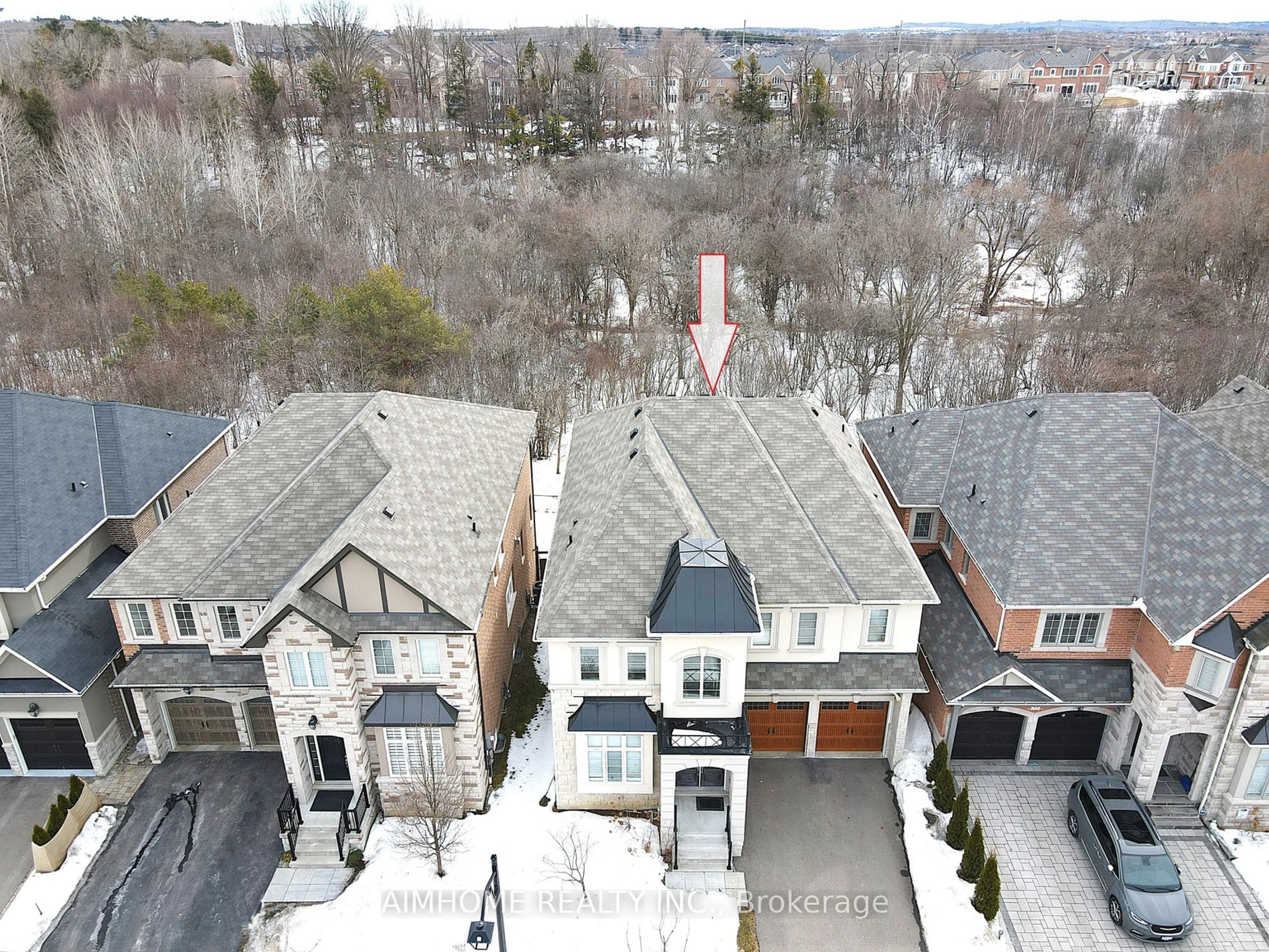 A pic from outside/outdoor area/front of a property/back of a property/a pic from drone, city buildings view from balcony for 99 Bridgepointe Crt, Aurora Ontario L4G 3H8