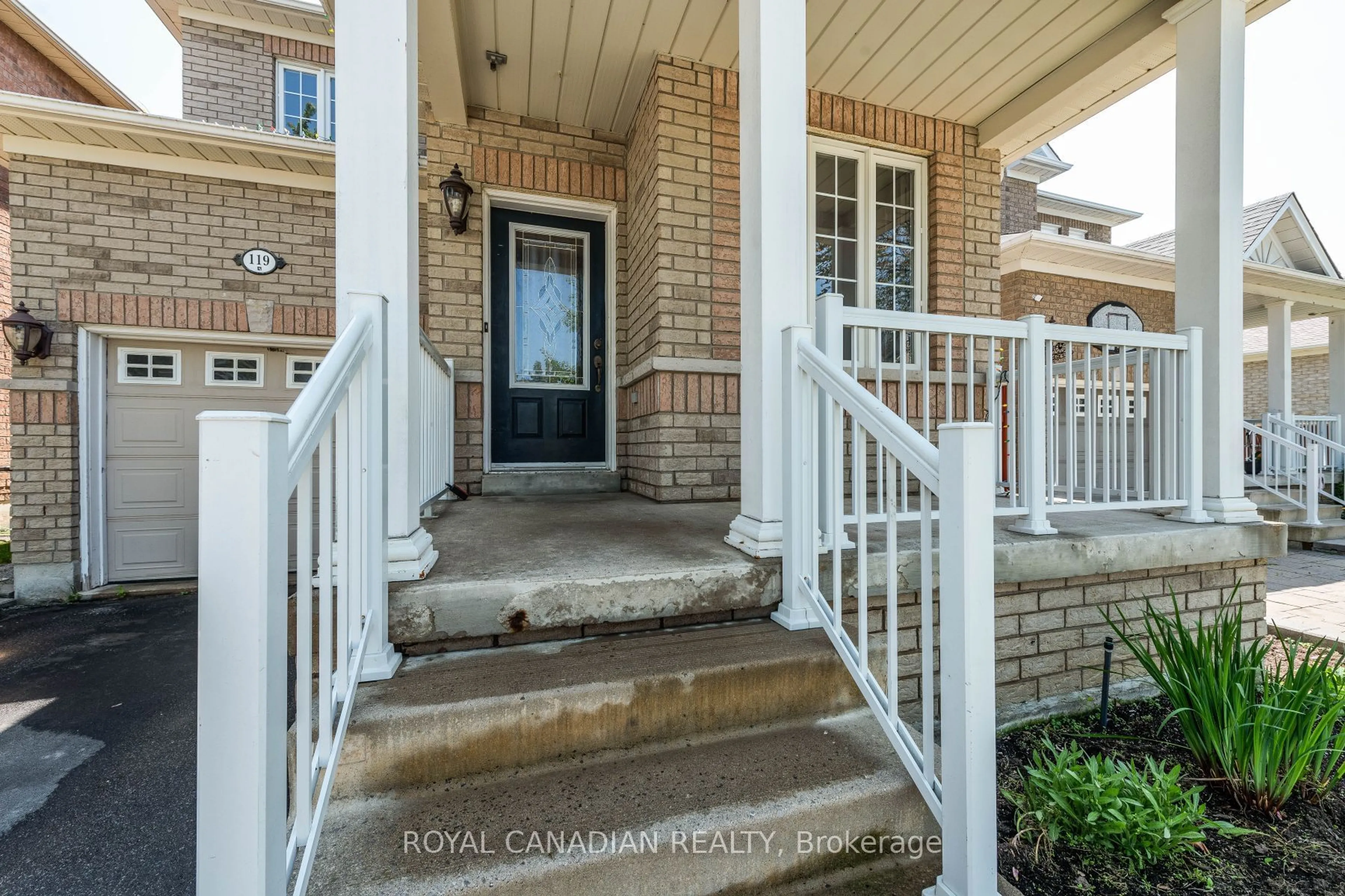 Indoor entryway for 119 Saffron St, Markham Ontario L6E 1Y9