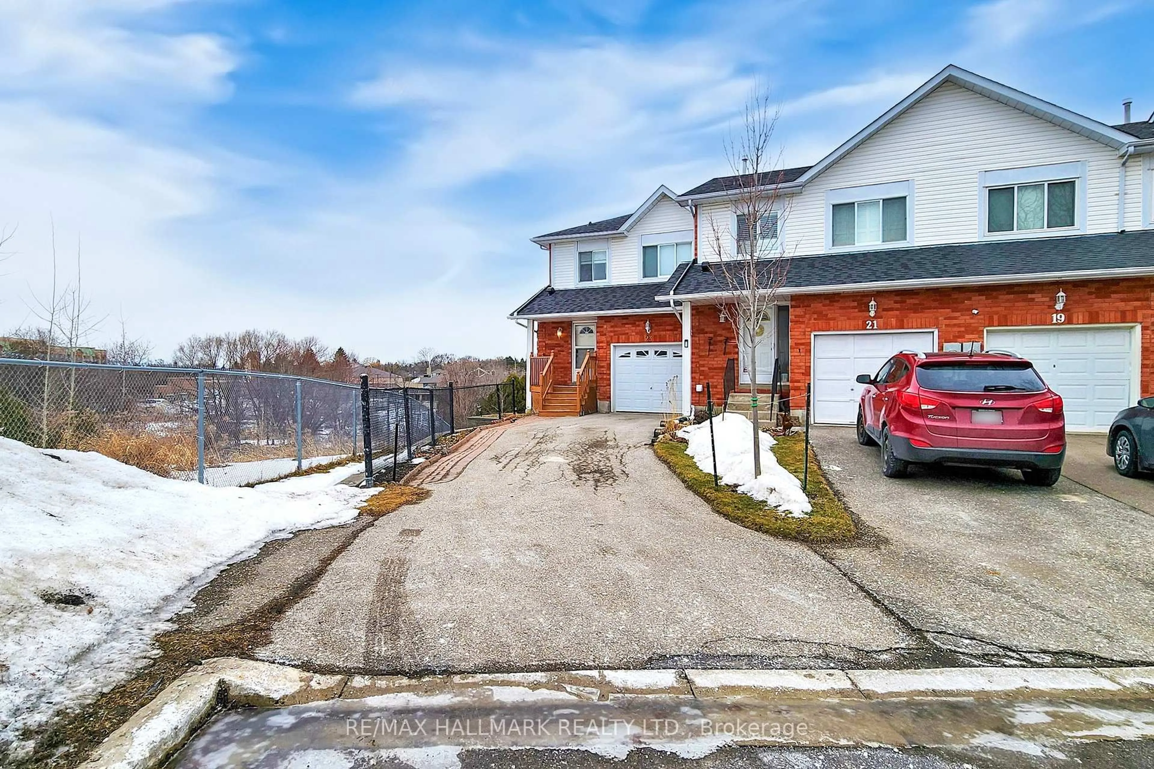 A pic from outside/outdoor area/front of a property/back of a property/a pic from drone, street for 23 Mckinnon Crt, Newmarket Ontario L3Y 8L6