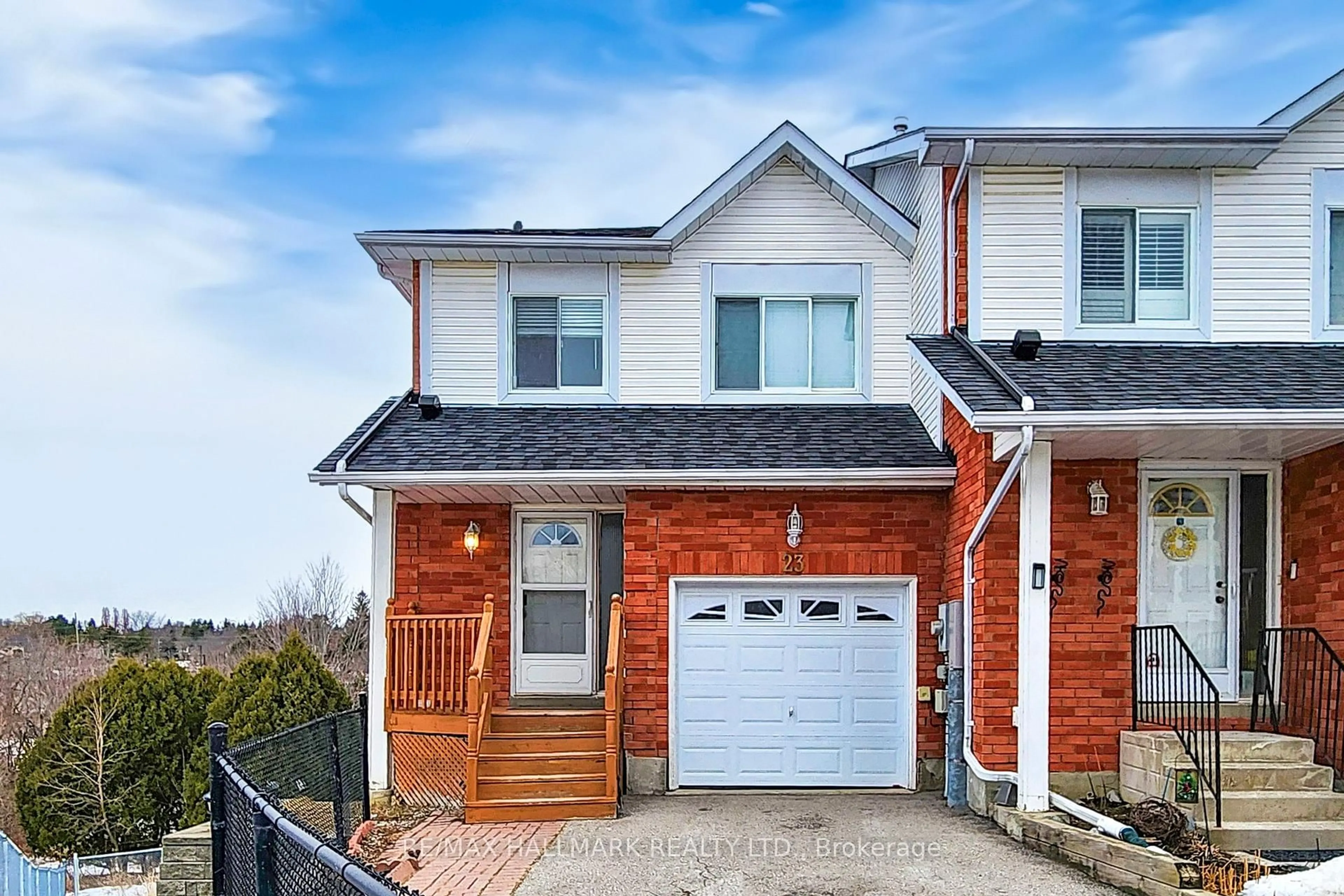 Home with brick exterior material, street for 23 Mckinnon Crt, Newmarket Ontario L3Y 8L6