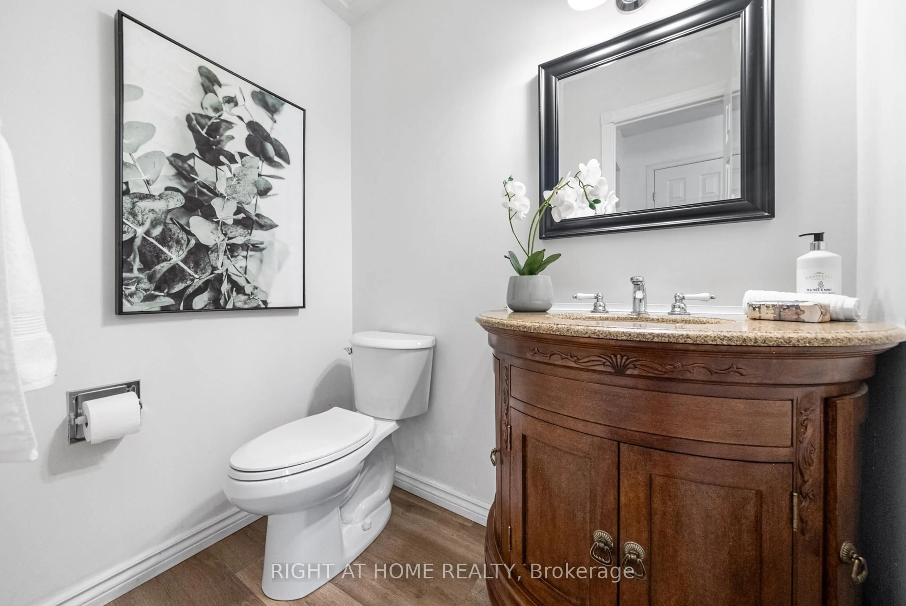 Standard bathroom, ceramic/tile floor for 88 Oriole Dr, East Gwillimbury Ontario L9N 1H3