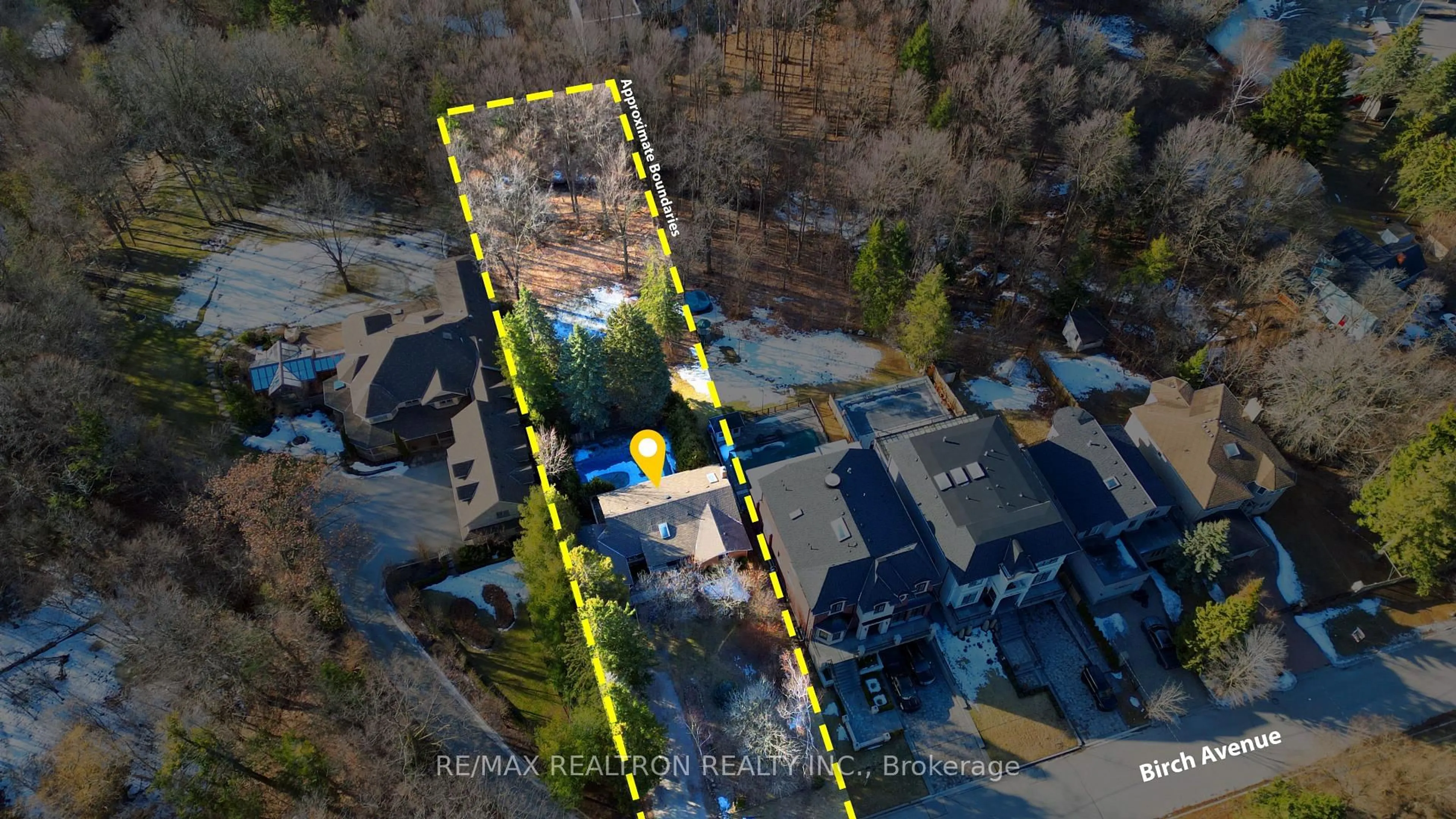 A pic from outside/outdoor area/front of a property/back of a property/a pic from drone, street for 91 Birch Ave, Richmond Hill Ontario L4C 6C5