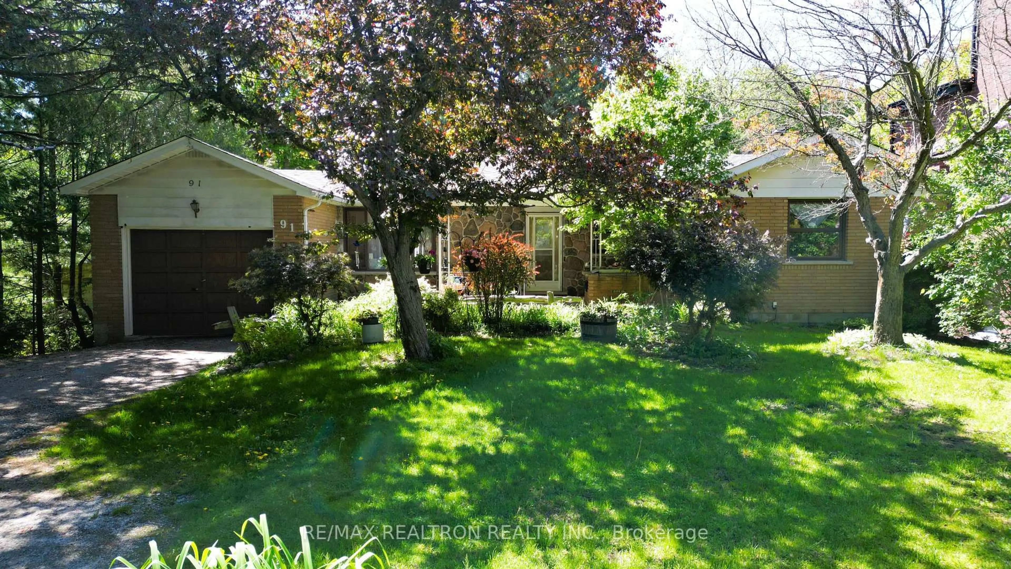 A pic from outside/outdoor area/front of a property/back of a property/a pic from drone, street for 91 Birch Ave, Richmond Hill Ontario L4C 6C5