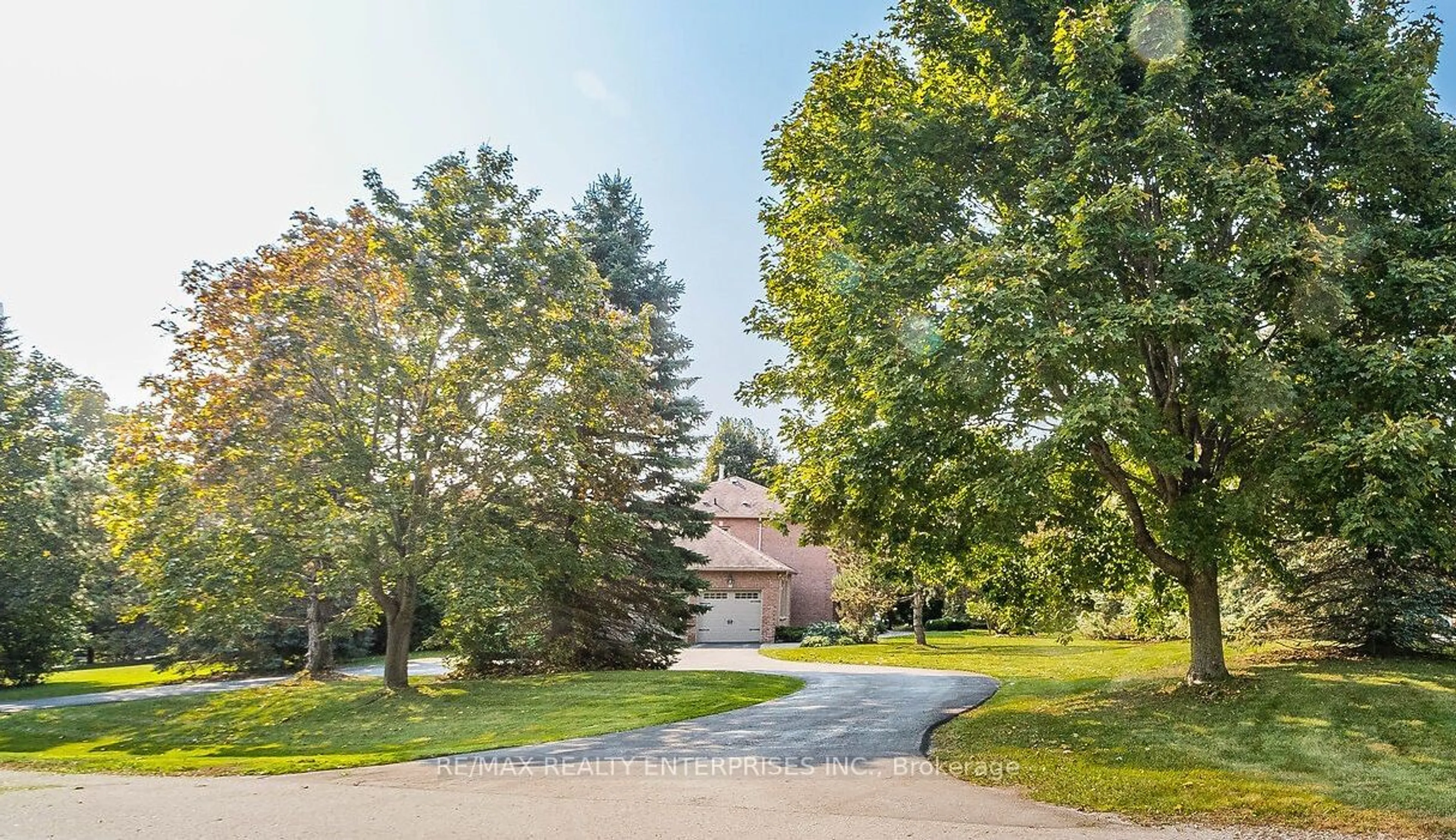 A pic from outside/outdoor area/front of a property/back of a property/a pic from drone, unknown for 37 Hill Top Tr, Whitchurch-Stouffville Ontario L4A 7X4